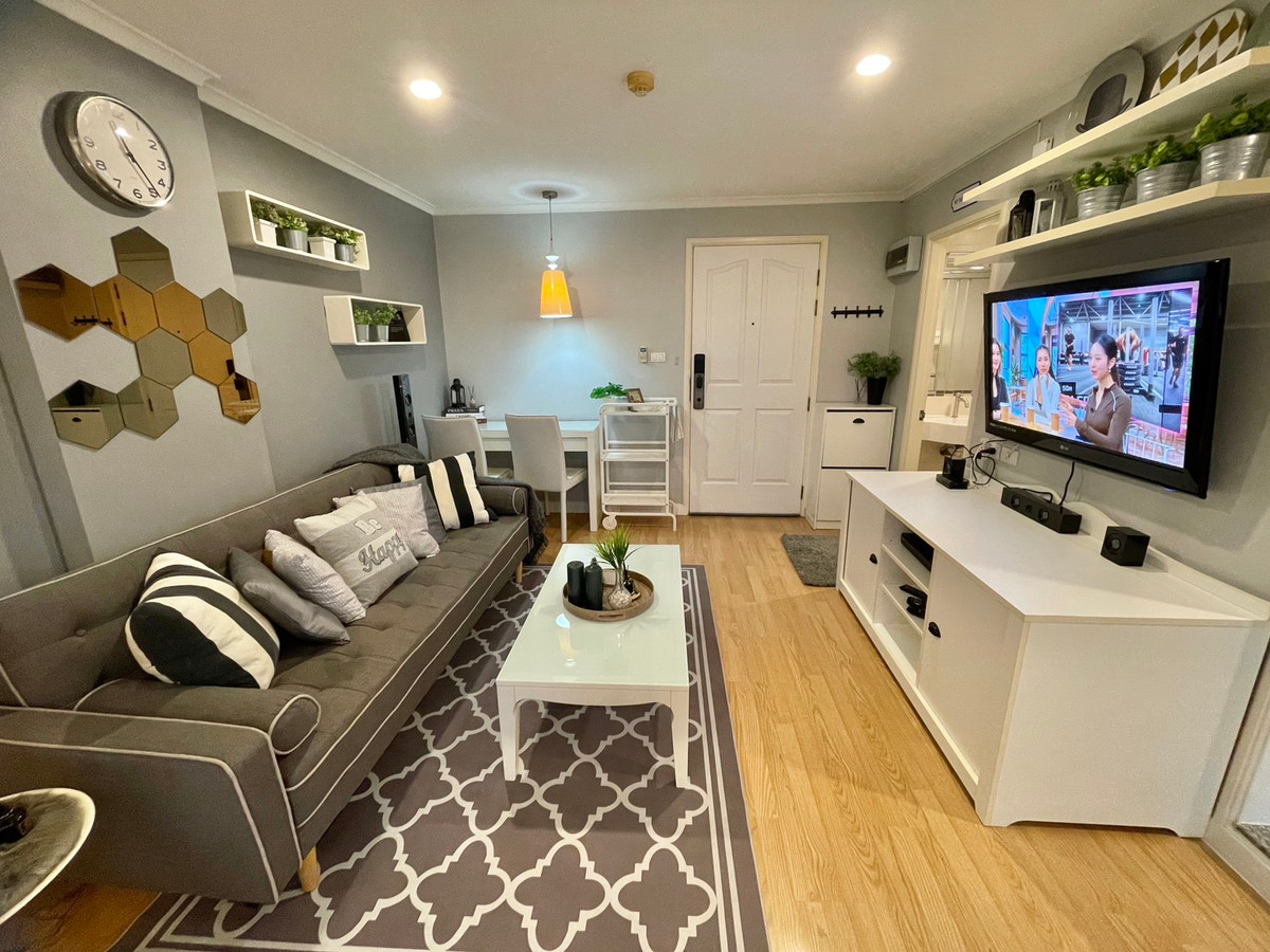 For RentCondoRamkhamhaeng, Hua Mak : Newly renovated condo for rent The room is beautifully decorated as described. Hurry and reserve before the university opens. Lumpini Vill Ramkamhang26 call 0896620022