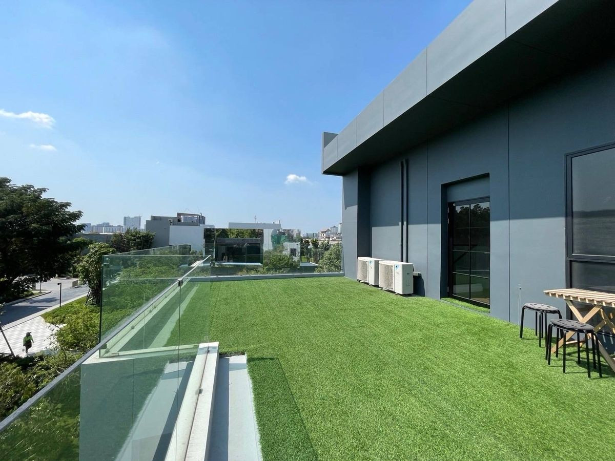 For RentHousePattanakan, Srinakarin : For rent: Bugaan krungthep kreetha, 3-storey detached house, modern luxury, with elevator, swimming pool view.