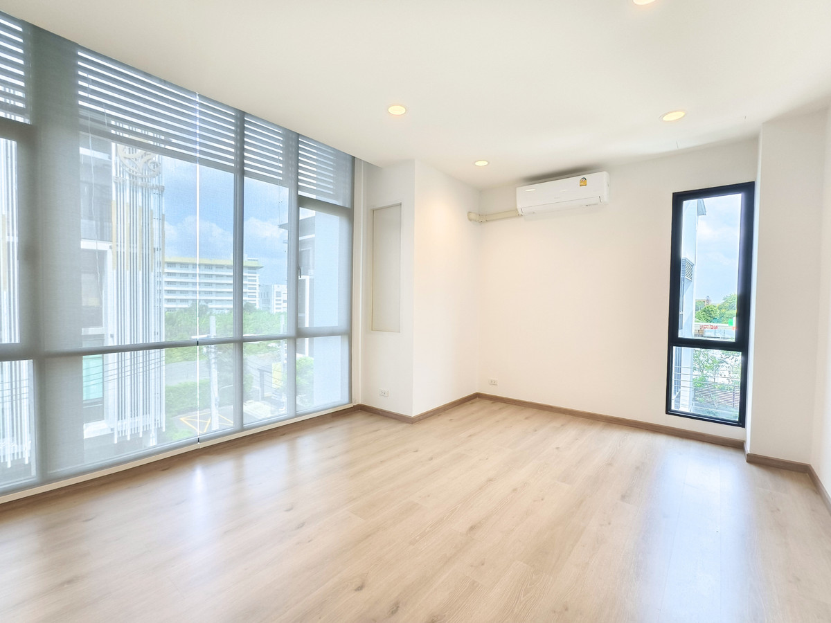 For SaleHome OfficeKaset Nawamin,Ladplakao : For sale: Premium Place Mix Ekamai-Ramintra 25.4 sq m. Luxurious home office, 4 floors, 2 large office rooms, 3 bedrooms, 4 bathrooms, next to Nuanchan Road, width 5.5 meters.