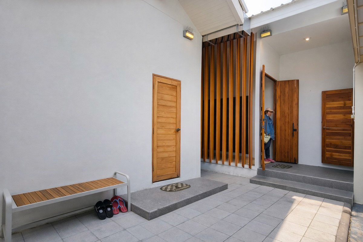 ขายบ้านปิ่นเกล้า จรัญสนิทวงศ์ : 🔥ขายบ้านเดี่ยว 2 หลัง ชั้นเดียวทำเลหน้าซอยใกล้ร้านค้า ใกล้ถนนใหญ่ ใกล้ รพ.รักษ์ข้อ🔥ปากซอยหมู่บ้านพิบูลย์ จรัญฯ 35 บ้านอยู่แทบติดถนน ไม่ต้องเข้าลึก ไม่ต้องหลง ใครทำธุรกิจ = ลูกค้าเห็นก่อนใคร