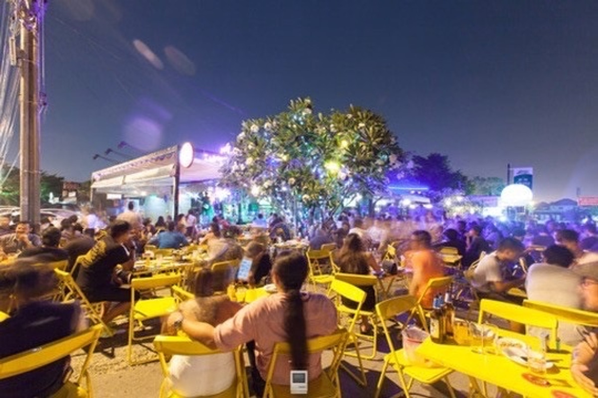 For LeaseholdRetail SpaceKaset Nawamin,Ladplakao : Urgent sale, chill-out restaurant - live music, Nawamin, Khlong Kum, Ramintra area, there are many villages. Near the golf course