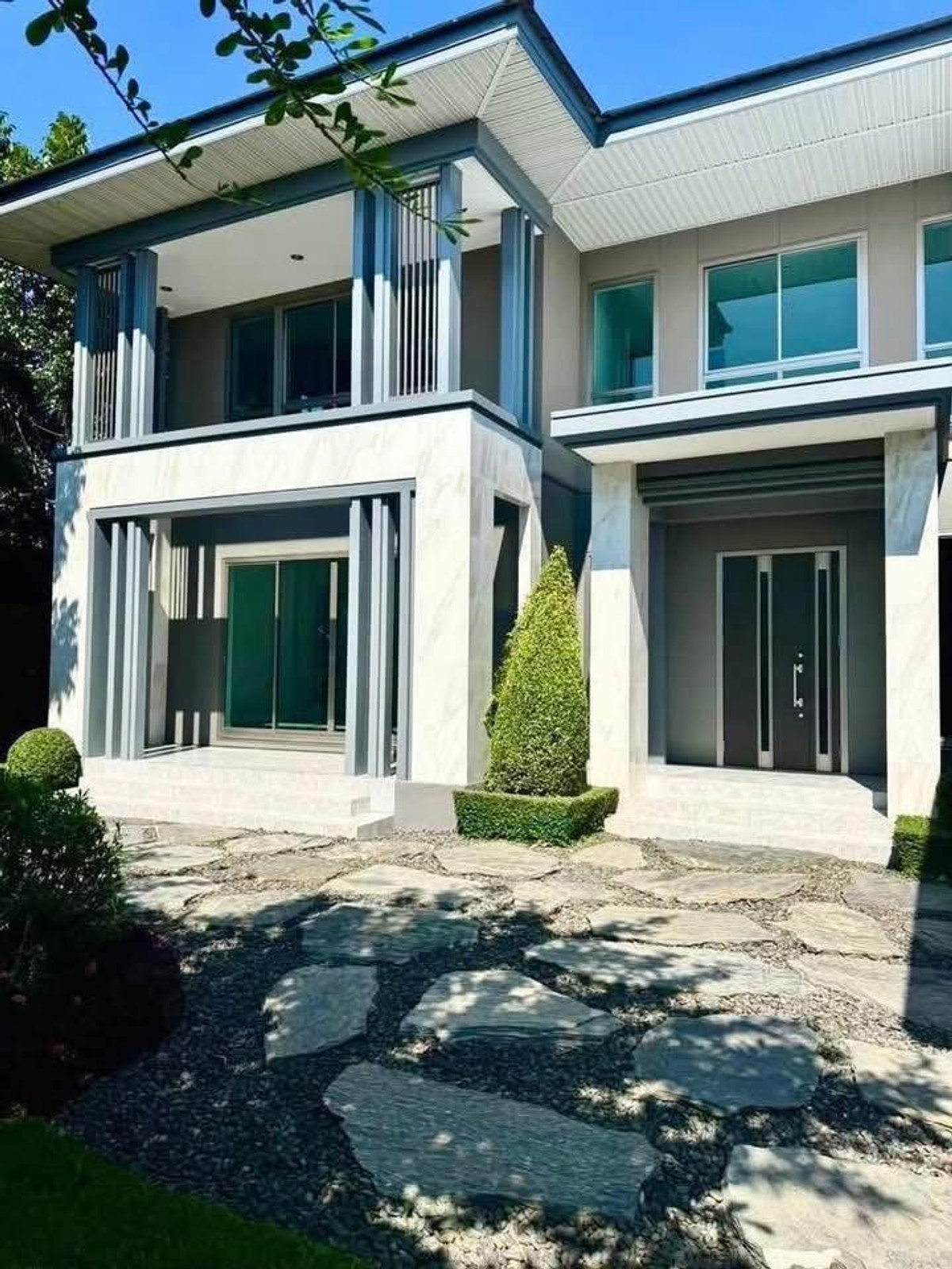 For RentHouseLadkrabang, Suwannaphum Airport : Single house for rent, Perfect Masterpiece Rama 9-Krungthep Kreetha. Complete with electrical appliances and furniture
