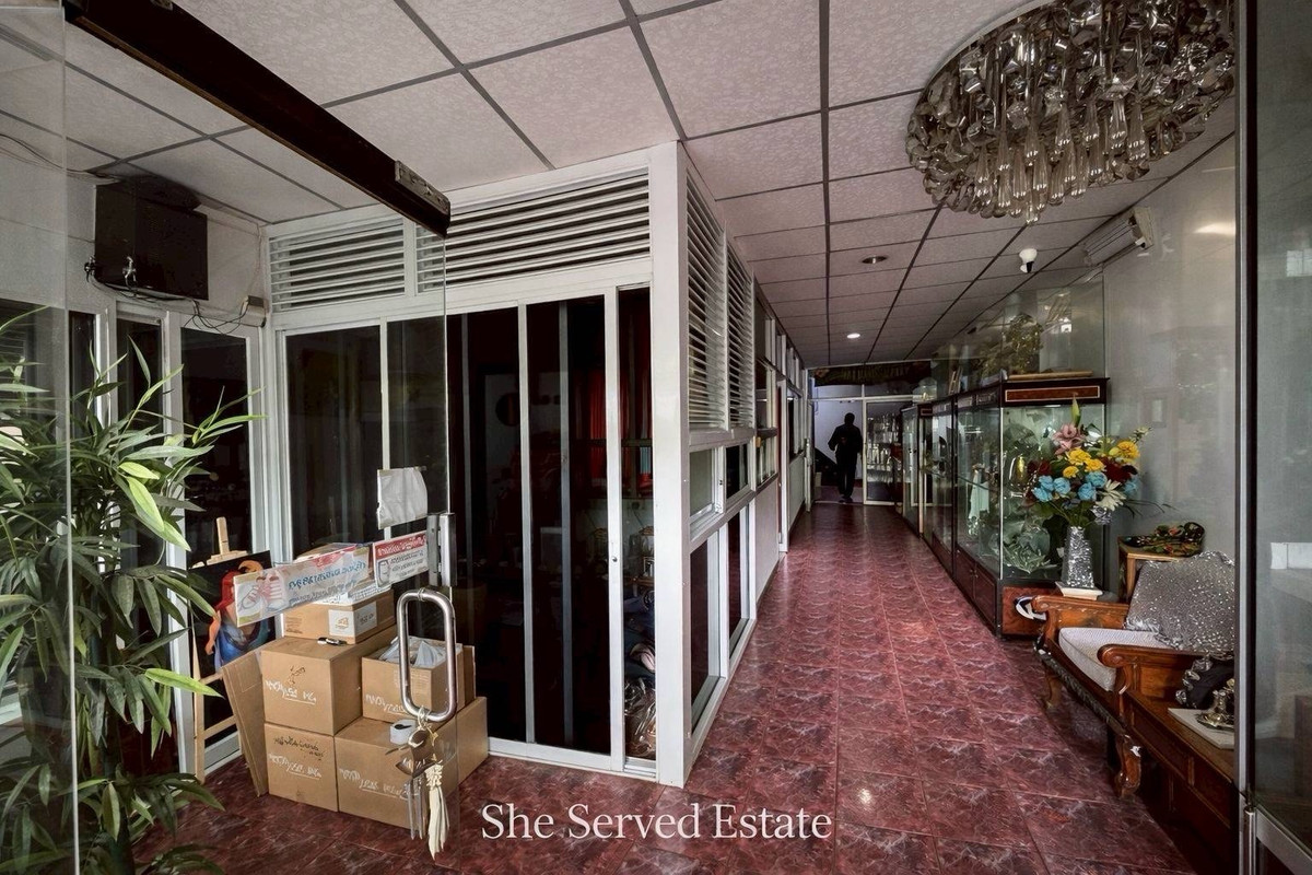 For RentShop HouseSukhumvit, Asoke, Thonglor : ◈ Commercial building for rent, 2 units, Sukhumvit Road, near BTS Thonglor, only 200 meters ◈ Commercial building, 2 units, 5 floors high.
• Width 8 meters • Area 31.9 square meters
• Location next to the main Sukhumvit Road. Clearly visible • High potent