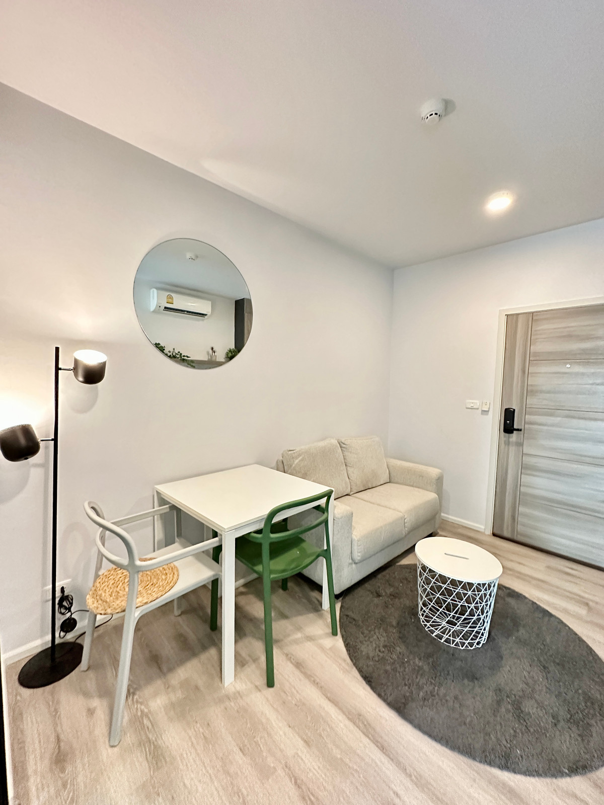 For RentCondoBangna, Bearing, Lasalle : You can get a discount for 2 years. There is a VDO for you to watch (there is a laundry service in the nearest building. 7/11, central area, BTS view) - for rent Notting Hill Sukhumvit 105 near BTS Bearing 400m