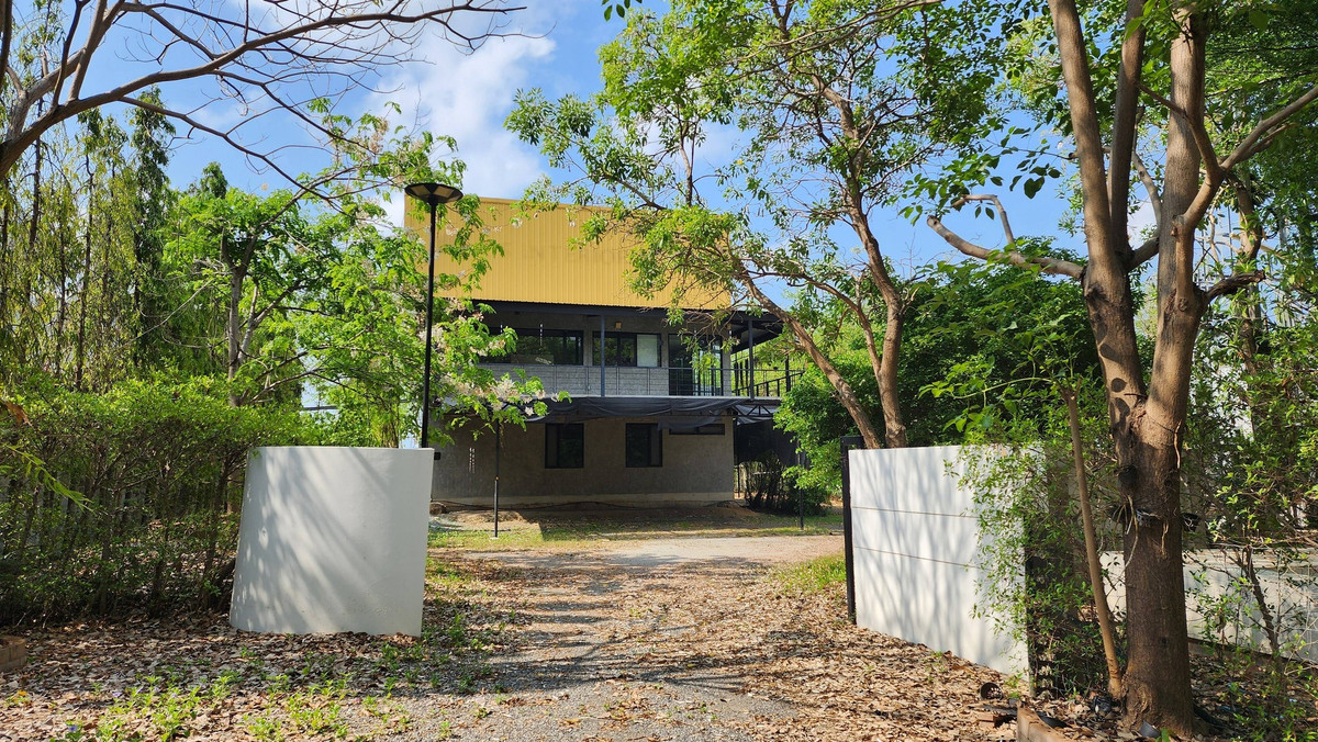 For RentWarehouseBangna, Bearing, Lasalle : Warehouse with office, 2 floors, good location, needs additional decorations, for rent in Bang Bo-Bang Phli area, near The Vintage Club.