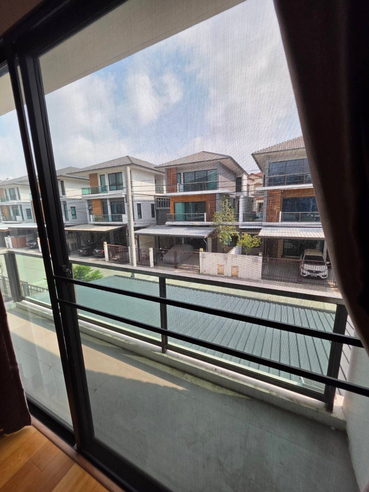 ขายบ้านลาดกระบัง สุวรรณภูมิ : ขายบ้านแฝด 3ชั้น สภาพบ้านใหม่มากๆ เจ้าของตกแต่งเสร็จแทบจะไม่ได้ใช้เลย 