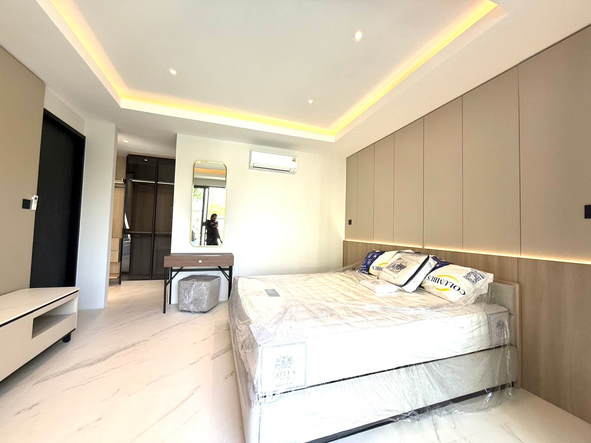 For SaleHousePattanakan, Srinakarin : House for sale VIVE New Krungthepkreetha has a private pool, private elevator, parking for 4 cars+