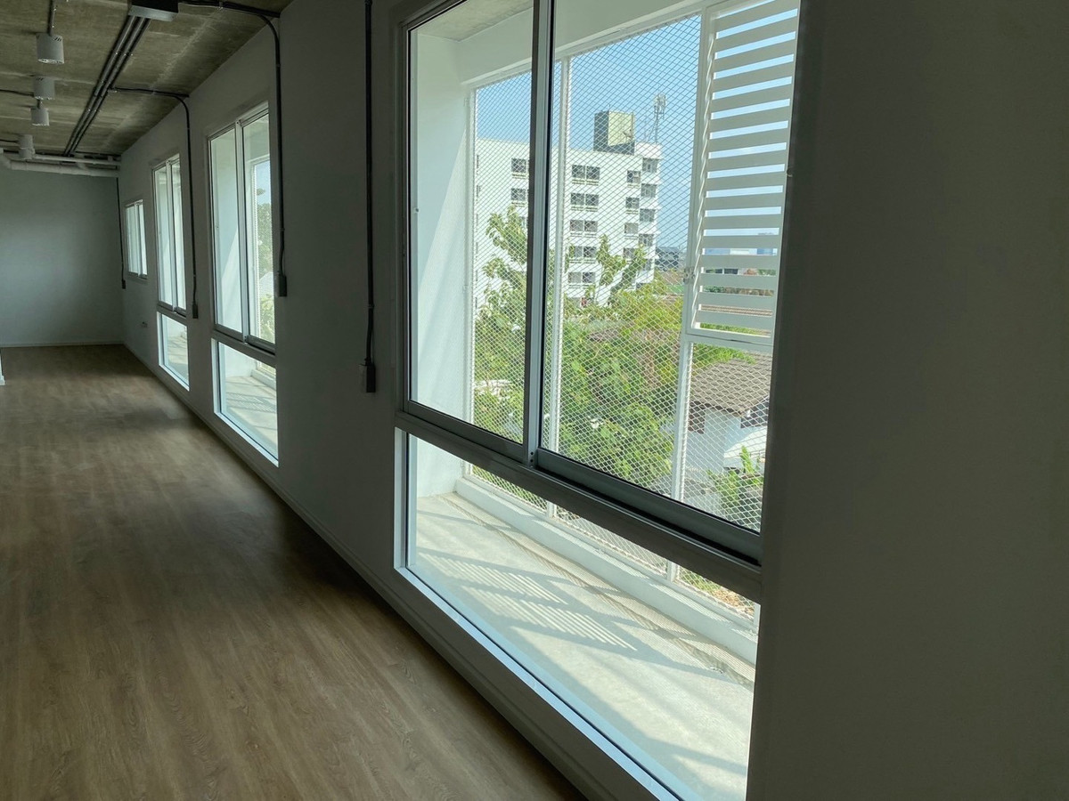 For RentOfficeChaengwatana, Muangthong : 5-Storey Office Building with Lift on Ngamwongwan Road near Expressway, Ideal for Headquarters (HQ)