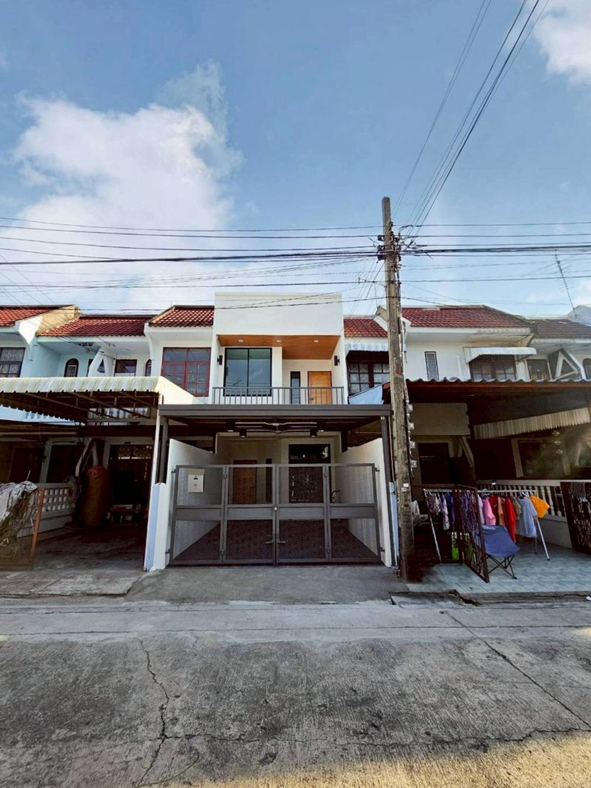 ขายทาวน์โฮมวิภาวดี ดอนเมือง หลักสี่ : ขาย ‼️ ทาวน์เฮ้าส์ หมู่บ้านอยู่เจริญ 2 ชั้น เนื้อที่ 17.5 ตารางวา 2 ห้องนอน 2 ห้องน้ำ ซอยวิภาวดีรังสิต 37 ติดถนนวิภาวดีรังสิต แขวงสนามบิน เขตดอนเมือง กรุงเทพมหานคร (ทำเลดี ตรงข้ามสนามบินดอนเมือง )