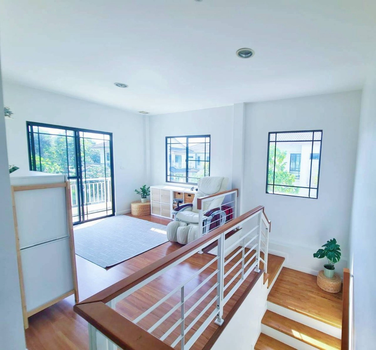 ให้เช่าบ้านนวมินทร์ รามอินทรา : ให้เช่าบ้านเดี่ยว หมู่บ้านมัณฑนา เลค วัชรพล สุขาภิบาล 5 บ้านหลังมุม ใกล้สถานีรถไฟฟ้า สายสีเขียว (N.2048)