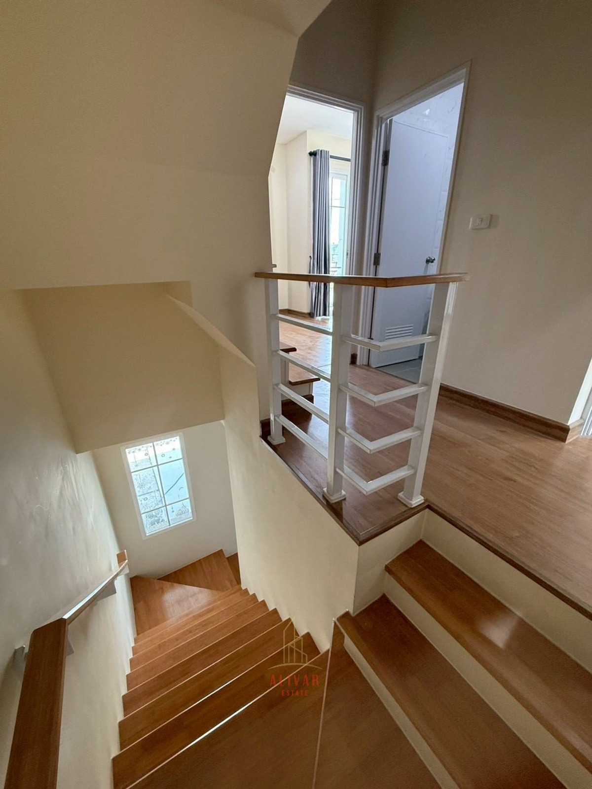 ให้เช่าทาวน์โฮมสมุทรปราการ สำโรง : RH040426 ให้เช่า ทาวน์โฮม 2 ชั้น รีโนเวทใหม่ 3 ห้องนอน หลังมุม at Golden Town Sukhumvit-Bearing BTS Station ใกล้ อิมพีเรียลเวิลด์ สำโรง เพียง 3 นาที