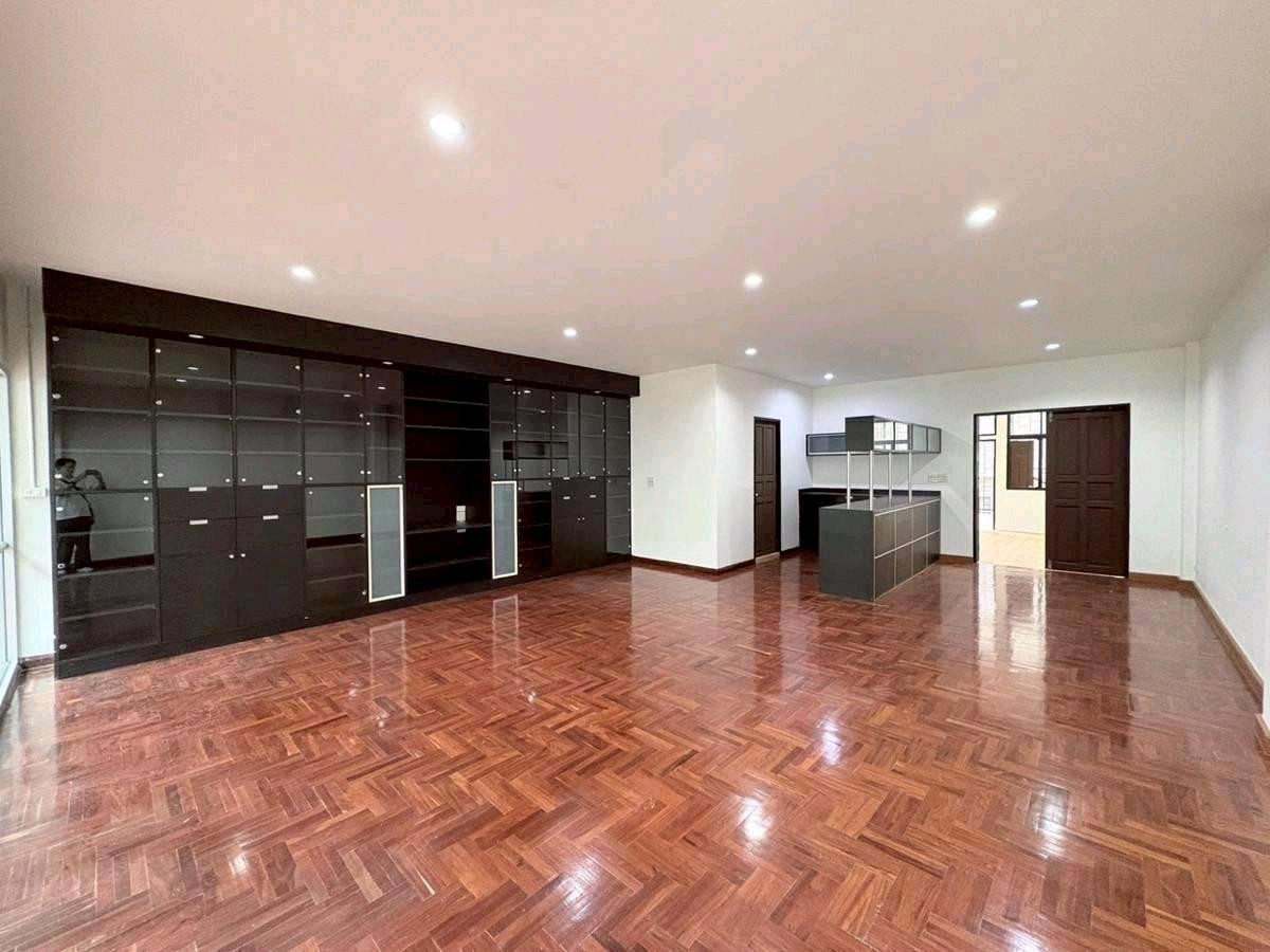 ให้เช่าโฮมออฟฟิศสยาม จุฬา สามย่าน : ให้เช่า/ขาย อาคารพาณิชย์บรรทัดทอง พระราม4 เยาวราช🎏🎋🎋出租/出售：位于耀华力路拉玛四路班塔通路的商业楼宇。