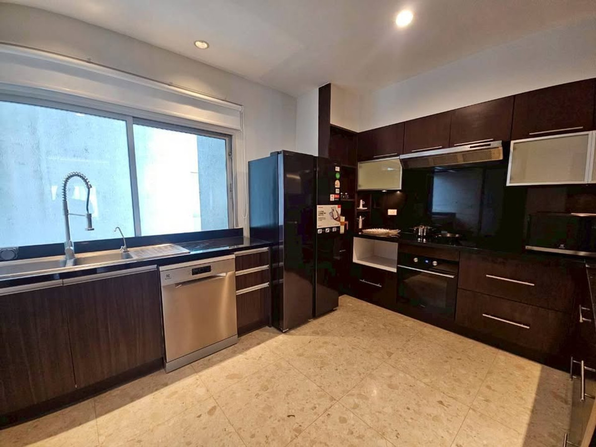 For RentCondoWitthayu, Chidlom, Langsuan, Ploenchit : +++Urgent rent Royal Residence Park *** 4 bedrooms, 3 bathrooms, size 275 sq m., fully furnished, ready to move in+++