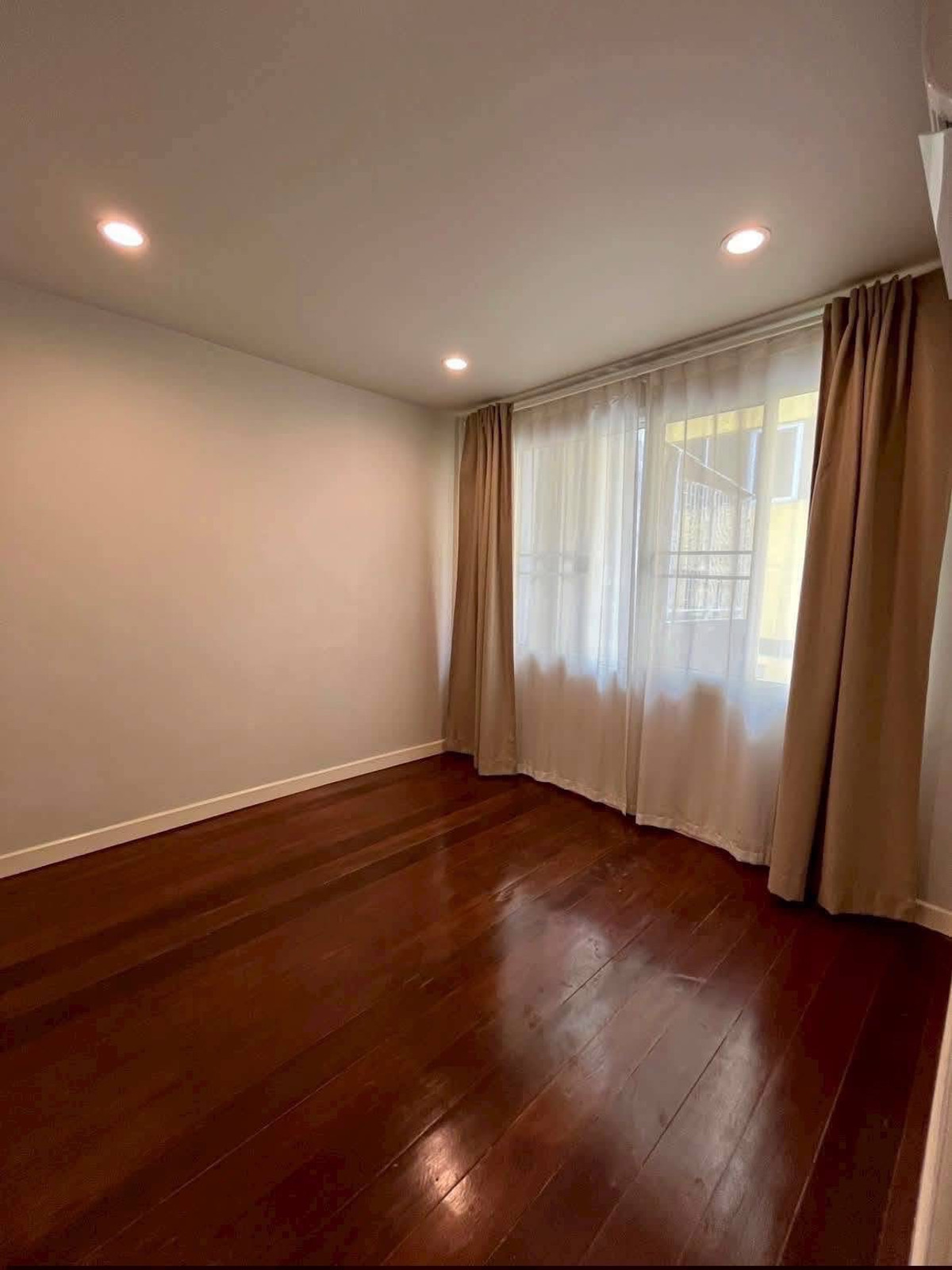 For RentTownhomePattanakan, Srinakarin : Townhome for rent, Phatthanakan 23, suitable for living. Small home office near APL Ramkhamhaeng (N.2043)