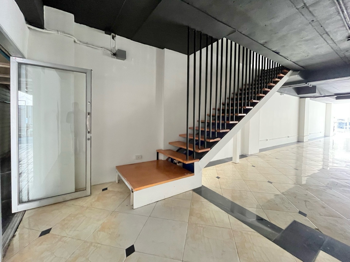 For RentRetail SpaceWitthayu, Chidlom, Langsuan, Ploenchit : Business space, size 311 sq m., G floor + mezzanine, next to the road, good location, near BTS Chidlom, Lang Suan, Witthayu, embassy and Lumpini Park, Ratchadamri ((has parking))