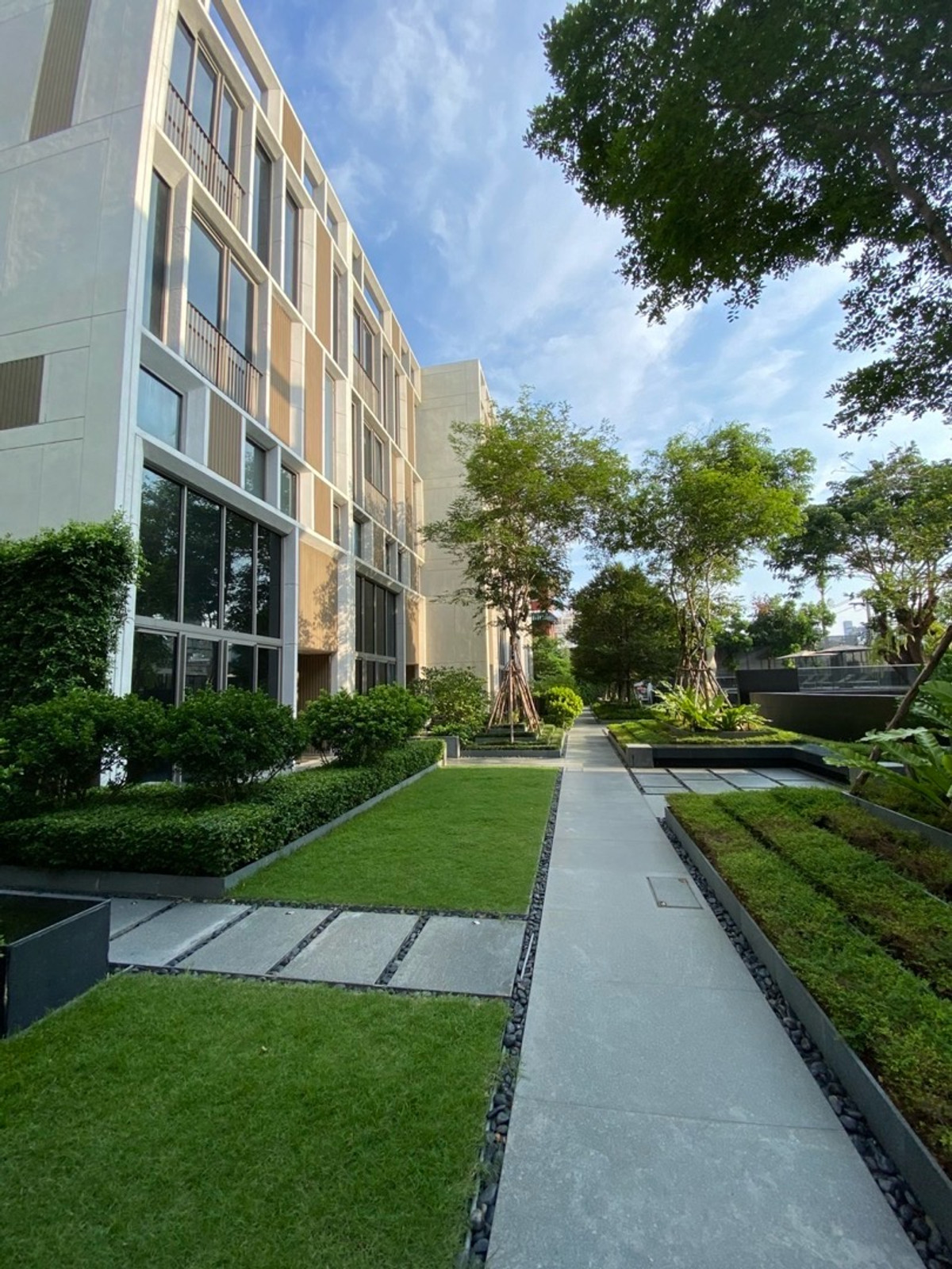 ให้เช่าทาวน์โฮมสุขุมวิท อโศก ทองหล่อ : Quarter39 4-bedroom luxury townhome 4 bed 5 bath 400sqm 3 parking 220 k/month 