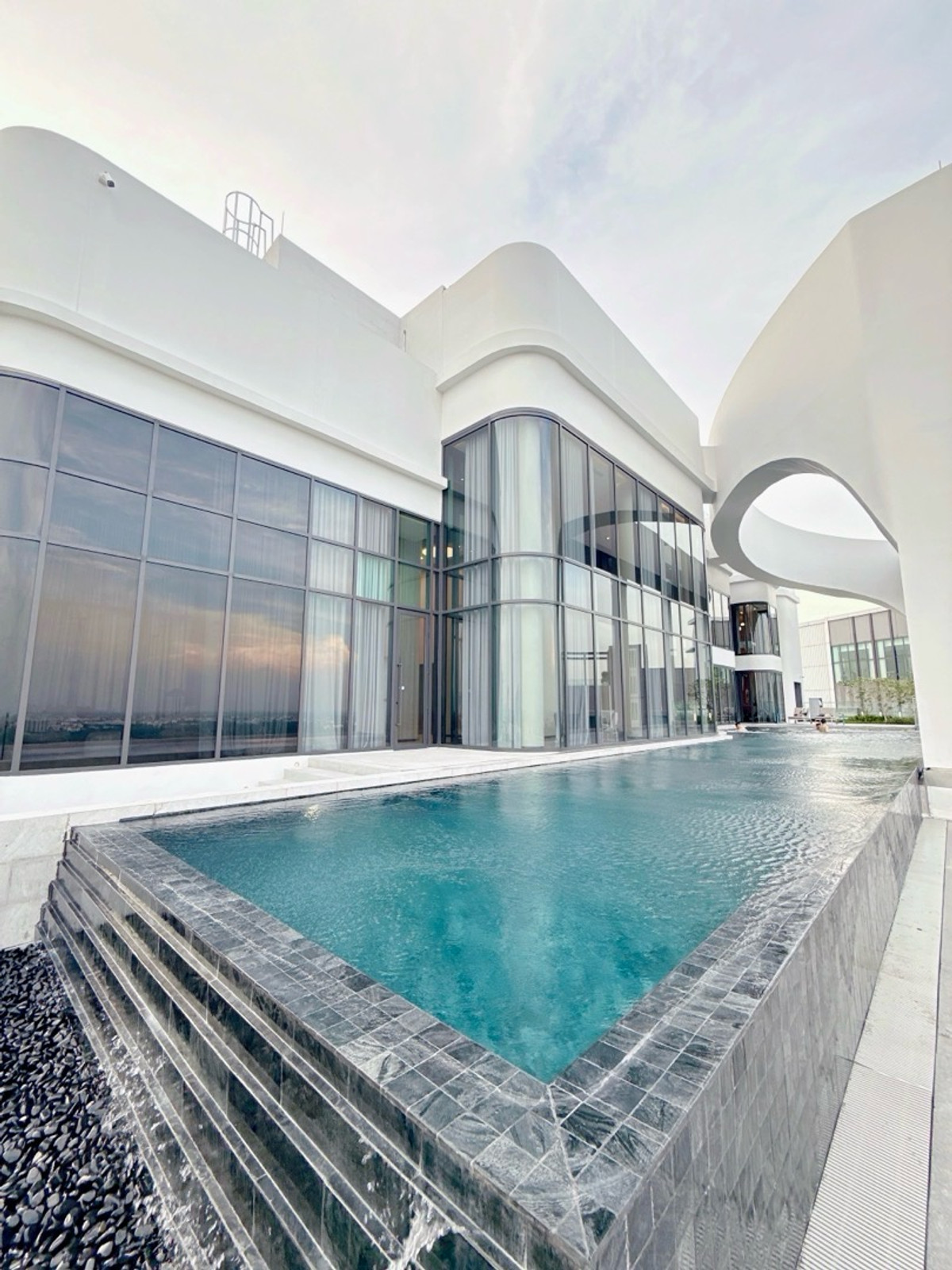 For SaleCondoKasetsart, Ratchayothin : 𝐂𝐎𝐁𝐄 Kaset Sripatum 𝐅𝐑𝐄𝐄 down payment 𝐎 baht, installments 𝟗,𝟓𝟎𝟎/month, new room from the project, best price.