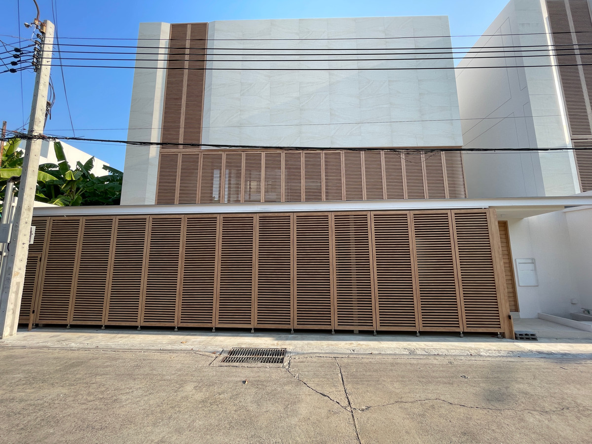 For SaleHouseYothinpattana,CDC : 🔥 EXCLUSIVE PROMOTION 🔥Last chance to own at the most special price [Sale] 💎 Ultra Luxury Show Unit | ELIVA Ekkamai - Eastville 💎 3-story luxury detached house, Mid-Century Modern design — maximum privacy, only 4 units in the project! 
 
