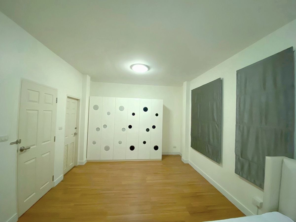 ให้เช่าบ้านนวมินทร์ รามอินทรา : ให้เช่าบ้านเดี่ยว 2 ชั้น หมู่บ้านสราญสิริ รามอินทรา 2 บ้านสภาพดีเฟอร์นิเจอร์ครบ พร้อมอยู่ (N.2044)