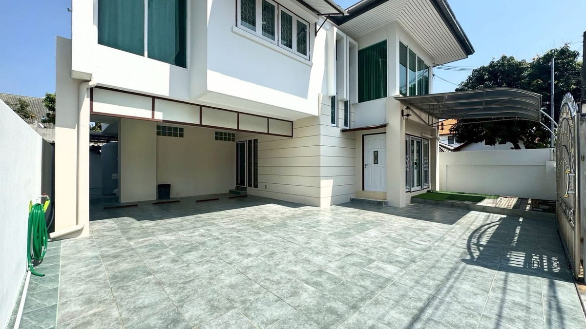 ให้เช่าบ้านพัฒนาการ ศรีนครินทร์ : ให้เช่า บ้านเดี่ยว รีโนเวทใหม่ พัฒนาการ 50 54 ตร.ว. | ใช้สอย 185 ตร.ม.จอดรถได้สูงสุด 6 คันแอร์ 6 เครื่อง + เฟอร์ครบ 55,000 บาท