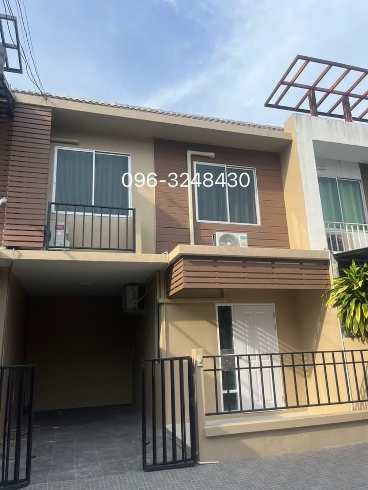 For RentTownhomeKaset Nawamin,Ladplakao : House for rent, Areeya The Color, Lat Pla Khao, Kaset-Nawamin, Ramintra, newly renovated house.
✅Rent 20,000 baht /month
(1 month in advance, 2 months deposit)
Minimum contract 1 year