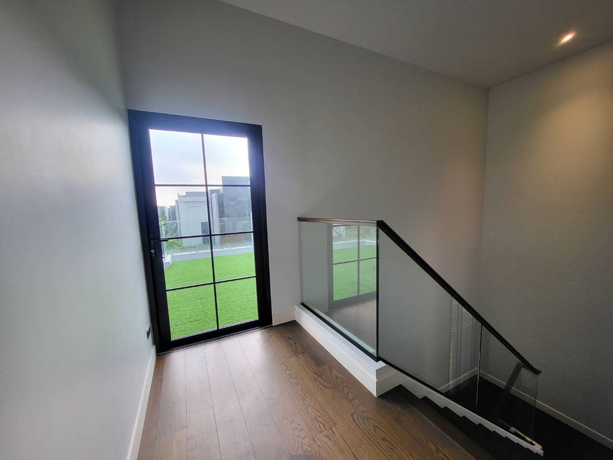 For RentHousePattanakan, Srinakarin : For rent: Bugaan krungthep kreetha, 3-storey detached house, modern luxury, with elevator, swimming pool view.