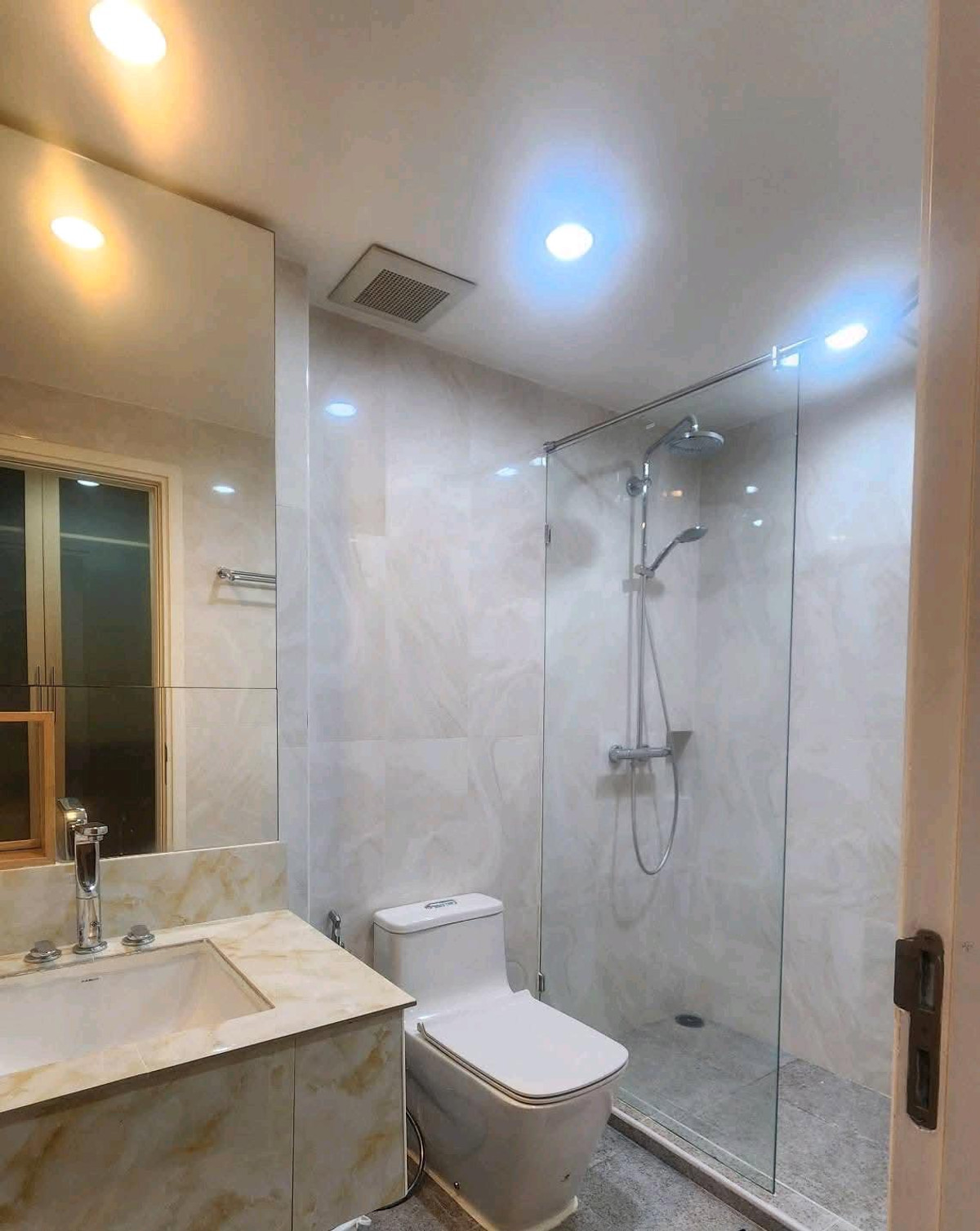 ให้เช่าคอนโดสุขุมวิท อโศก ทองหล่อ : 🚇🍃 ยกระดับการใช้ชีวิตใจกลางเมือง กับคอนโดหรูในซอยสุขุมวิท 23 (อโศก) ทำเลศักยภาพสูง ใกล้ทุกไลฟ์สไตล์ของคนเมืองอย่างแท้จริง