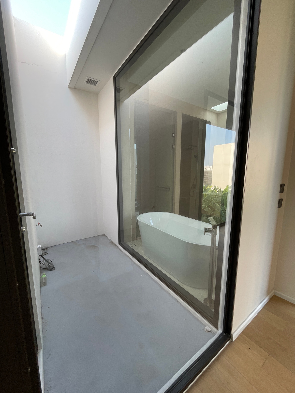 ขายบ้านเลียบทางด่วนรามอินทรา : 🔥 EXCLUSIVE PROMOTION 🔥โอกาสสุดท้ายในการครอบครองในราคาพิเศษที่สุด [ขาย] 💎 Ultra Luxury Show Unit | ELIVA Ekkamai - Eastville 💎 บ้านเดี่ยวหรู 3 ชั้น ดีไซน์ Mid-Century Modern — ความเป็นส่วนตัวสูงสุดเพียง 4 ยูนิตในโครงการ!