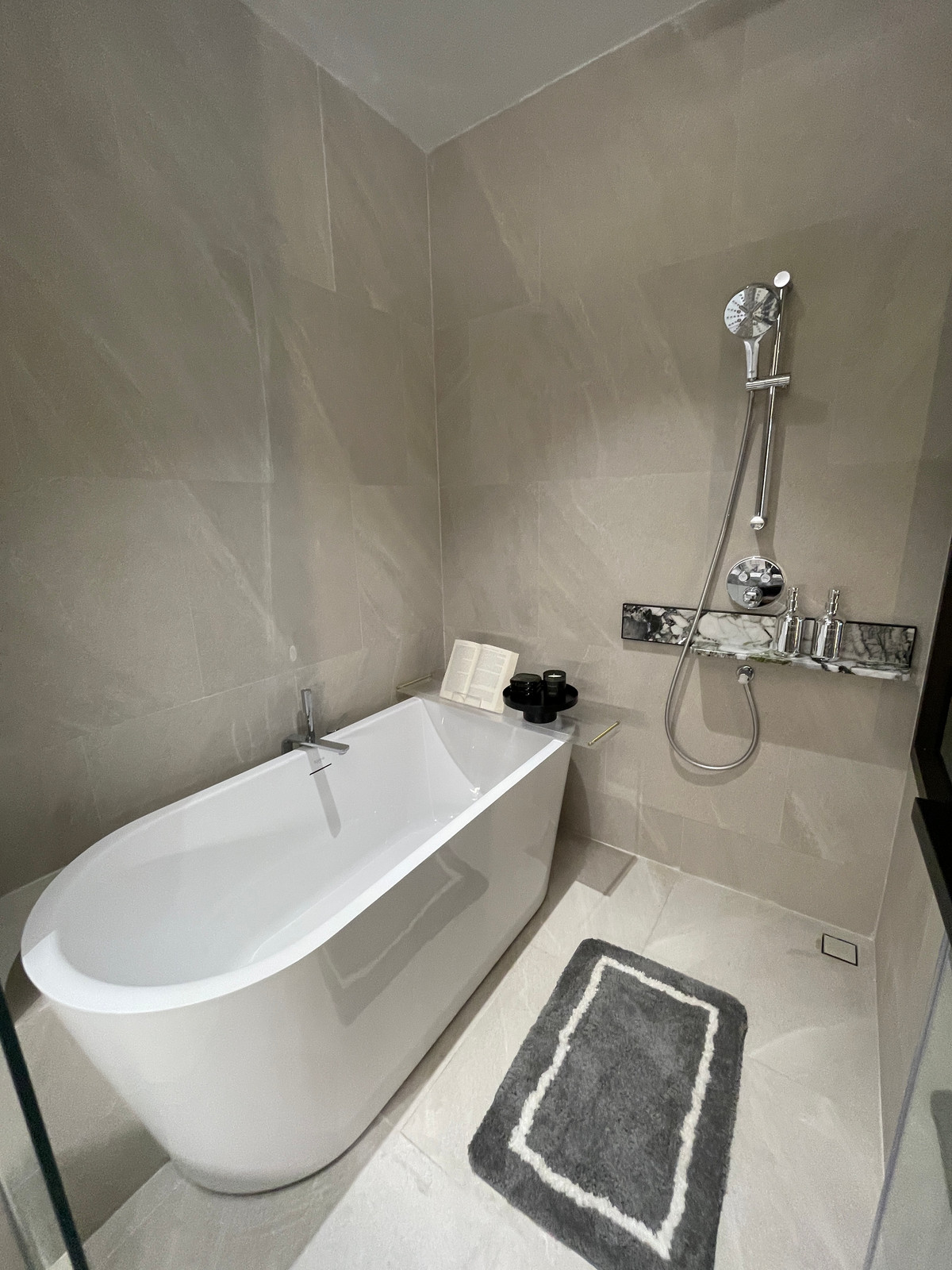 For SaleCondoSilom, Saladaeng, Bangrak : Rare unit for sale 🌳 THE ULTIMATE PARK VIEW | Rare Unit @ROMM CONVENT 🌳2 bedrooms, 2 bathrooms, usable area size 118.15 square meters on the 26th floor that offers a view of the lush Park View in the heart of Bangkok. On the highest potential location, Co