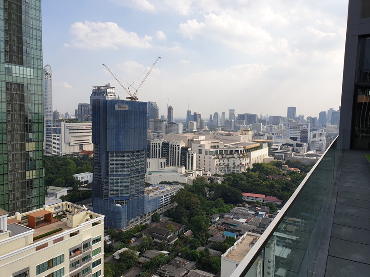 For SaleCondoRatchathewi,Phayathai : High-floor unit, beautifully decorated, great value. Condo for sale at The Line Ratchathewi by Sansiri. Only 220 meters to BTS Ratchathewi and 850 meters to Siam Paragon. Urgent sale.