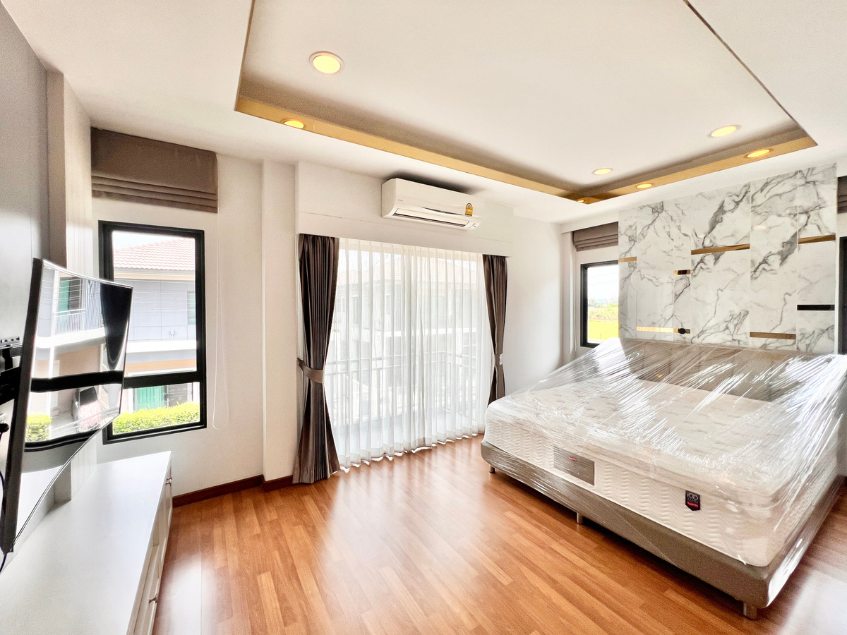 For RentHouseNonthaburi, Bang Yai, Bangbuathong : For rent: Centro Westgate (Centro Westgate), beautiful house along Khlong Bang Phai. Near Central Westgate