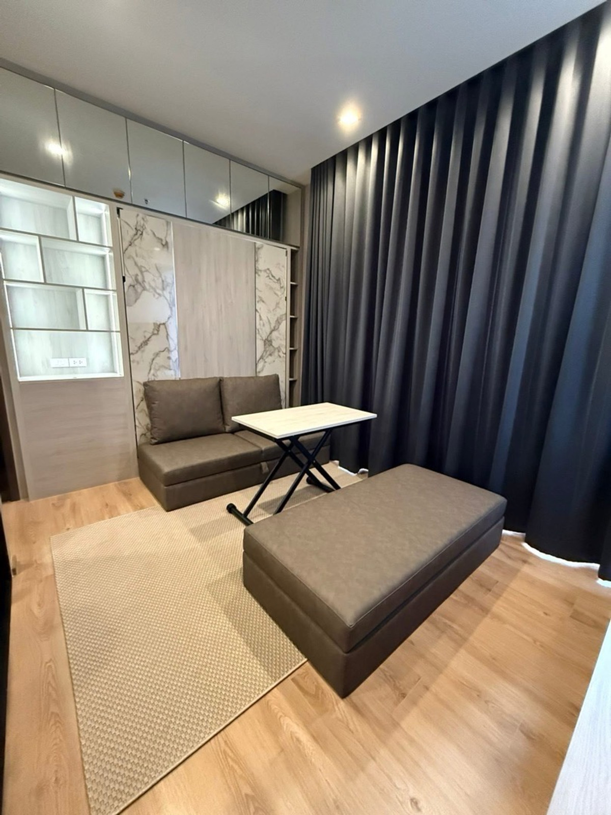 For RentCondoAri,Anusaowaree : 🩷 Noble Around Ari line @900cqqhk 
Room size 27 sq m., high floor 33 
2 in 1 function L-shaped sofa that can be adjusted freely. Complete with a multi-purpose foldable bed and a table that can be adjusted as desired.
✅ Fully furnished as shown in picture,