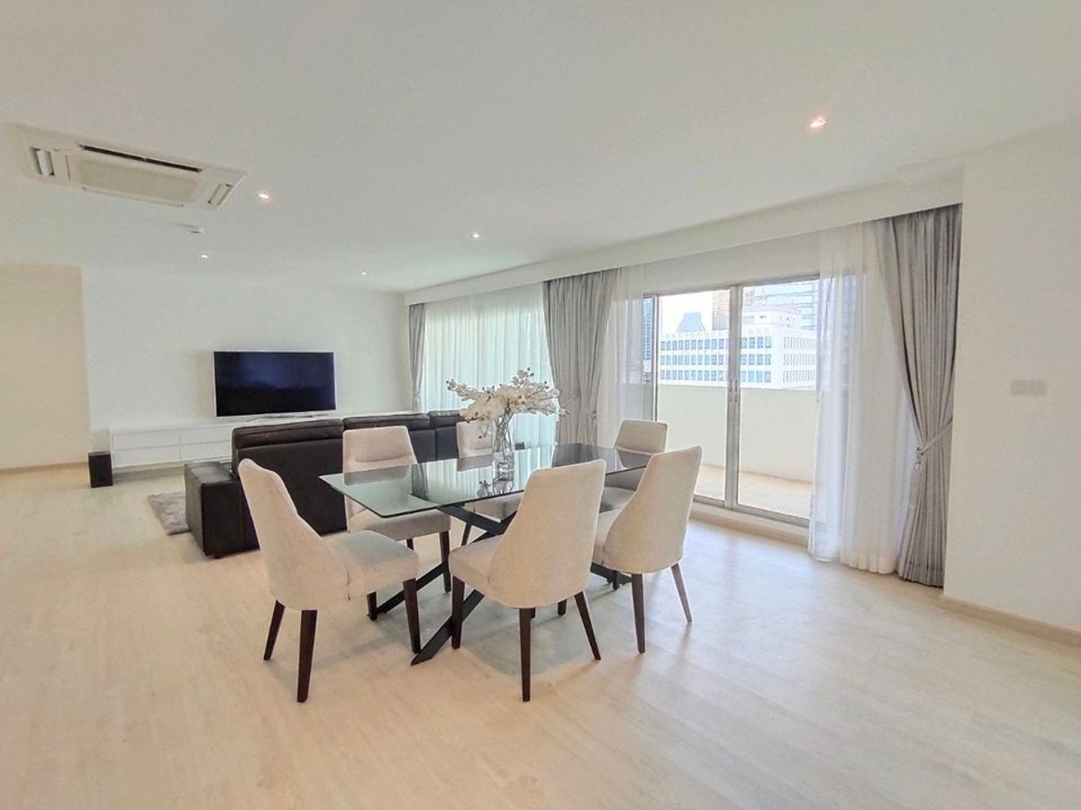 For RentCondoSilom, Saladaeng, Bangrak : Silom Condominium【𝐑𝐄𝐍𝐓】🔥Spacious 144 sq m room with minimalist decor, top-notch quality, right next to BTS Sala Daeng🔥 Contact Line ID: @hacondo