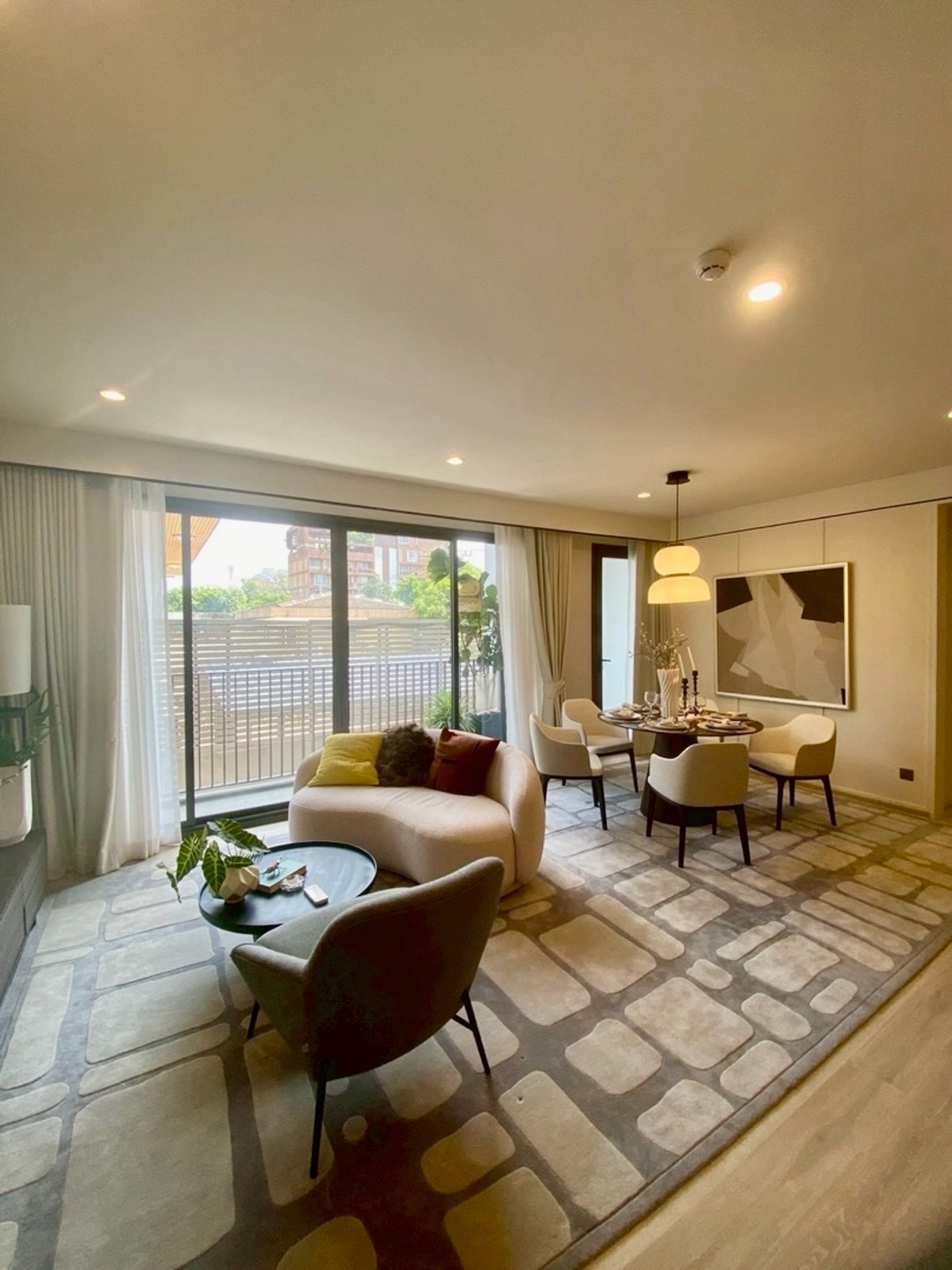 For RentCondoRama9, Petchburi, RCA : pynn soonvijai 3 bedroom ready to move in