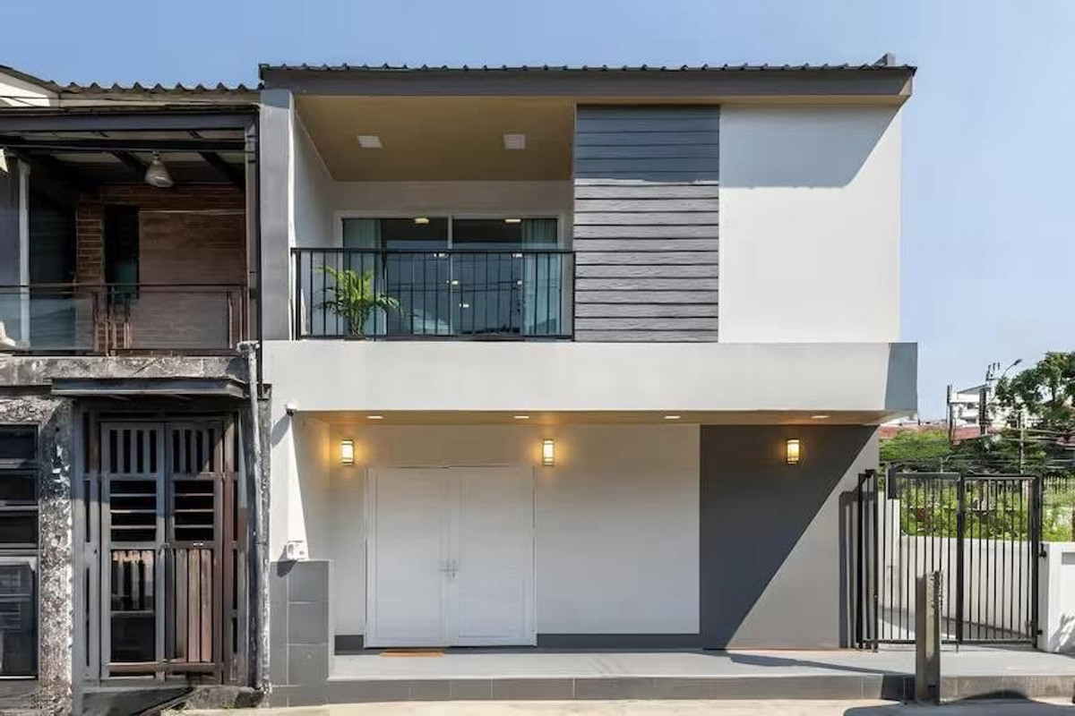 ให้เช่าบ้านรัชดา ห้วยขวาง : 🏠 ปล่อยเช่าบ้าน 2 ชั้น หลังมุม ขนาด 36 sq.wa 3ห้องนอน 3ห้องน้ำ รัชดา 18 บ้านสวยตกแต่งใหม่ เฟอร์นิเจอร์ครบพร้อมอยู่ 💚