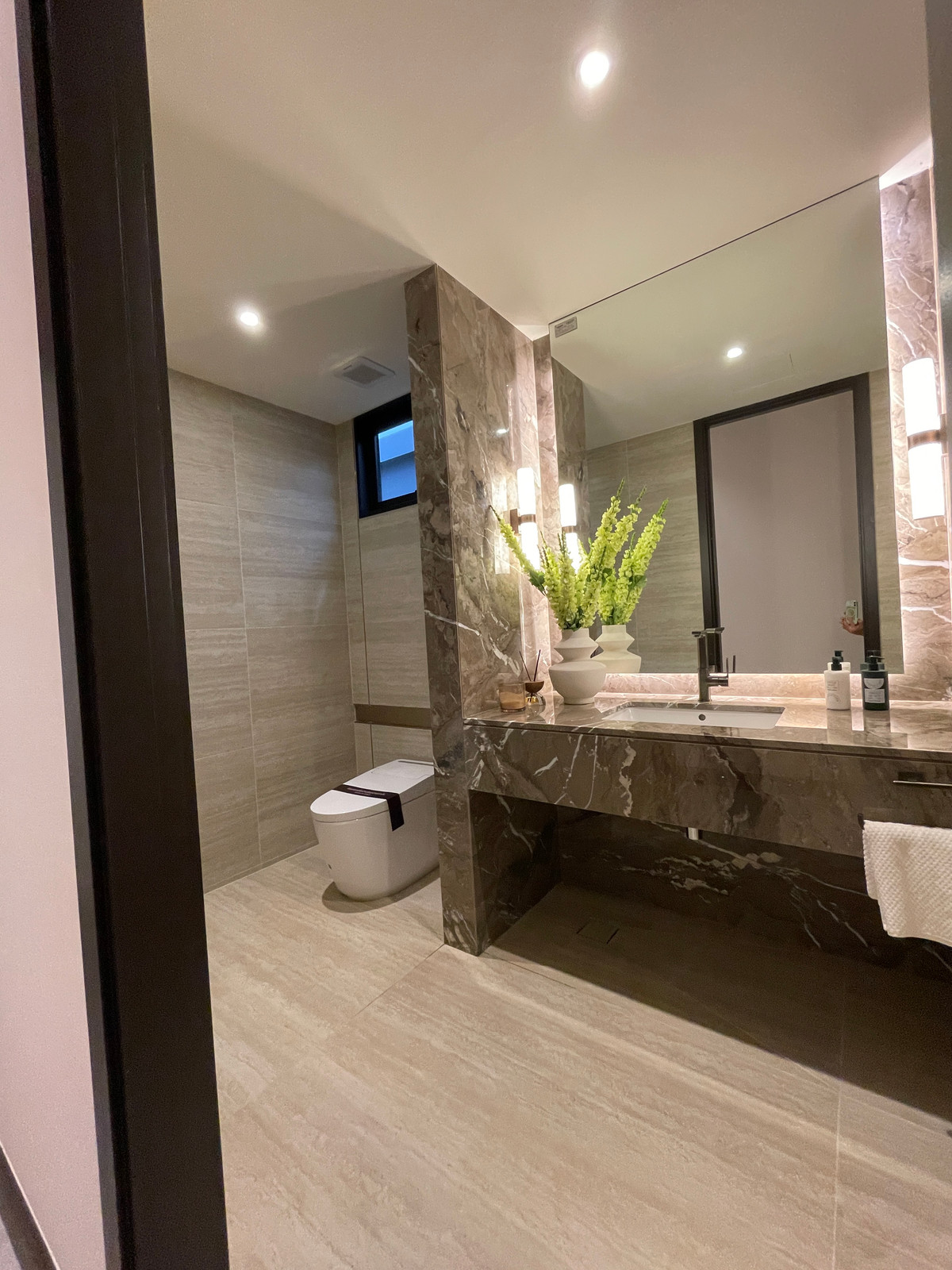 ขายบ้านเลียบทางด่วนรามอินทรา : "หนึ่งเดียวบนเลียบด่วน! Cira Residences บ้านเดี่ยว Ultra-Luxury 3.5 ชั้น พื้นที่ 845 ตร.ม. พร้อมสระว่ายน้ำส่วนตัว | ใกล้ทองหล่อ-พระราม 9 เพียงไม่กี่นาที (สังคมส่วนตัวเพียง 9 ยูนิต)"