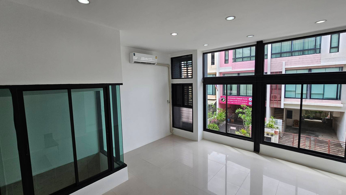 ขายทาวน์โฮมเลียบทางด่วนรามอินทรา : ทาวน์โฮม 3.5 ชั้น ทาวน์อินทาวน์ ใกล้โรงเรียนบดินทร์เดชา - โรงเรียนนานาชาติ เชื่อมต่อเส้นเลียบทางด่วนได้ทันที พร้อมเดินทางไปเอกมัย-ทองหล่อ 🚘