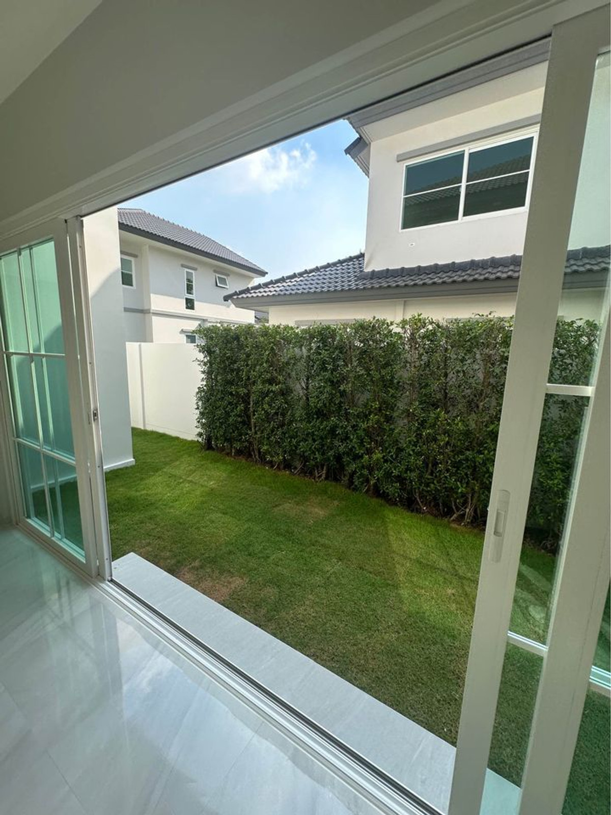 ให้เช่าบ้านบางนา แบริ่ง ลาซาล : ให้เช่า Villagio3 ศรีนครินทร์-บางนา  ( N1-1205 ) บ้านใหม่ทำเลดี ติดคลับเฮาส์ Villagio3 (New project) ตำแหน่งบ้านติดโซนใกล้ส่วนกลางในโครงการ , ทำเลสวย 