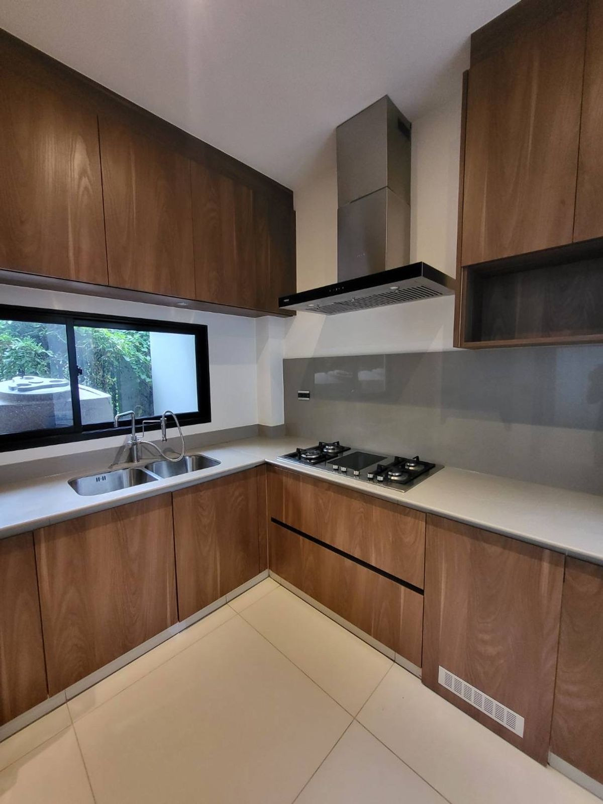 For RentHousePattanakan, Srinakarin : For rent: Bugaan krungthep kreetha, 3-storey detached house, modern luxury, with elevator, swimming pool view.