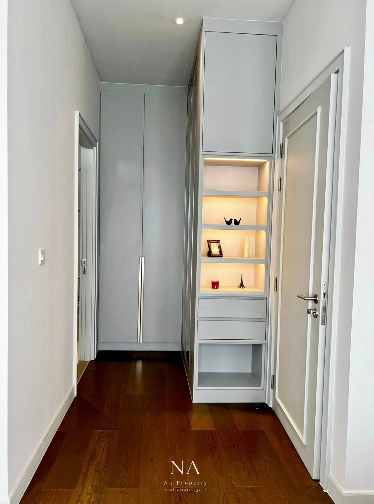 บ้านพัฒนาการ ศรีนครินทร์ : House for rent: Malton Gates new Krungthep Kreetha, 250,000 THB. 5 bedrooms, 6 bathrooms, 544 sq m usable area, 107.7 sq wah land area. Near Rama 9, Pattanakarn, Suan Luang, Srinakarin, Bang Na, Suvarnabhumi Airport, Ramkhamhaeng, Ploenchit, Sukhumvit.