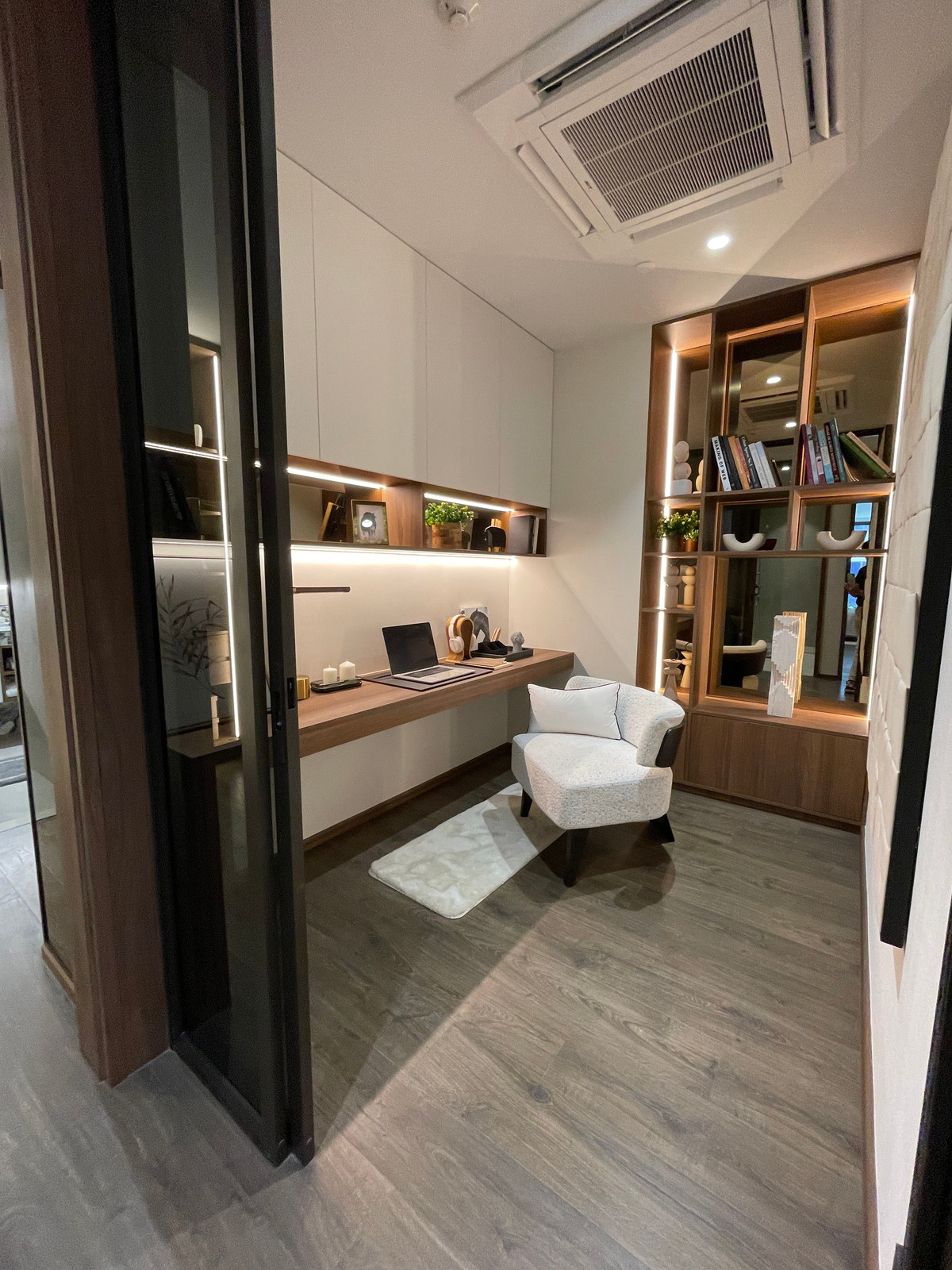 For SaleCondoSilom, Saladaeng, Bangrak : Rare unit for sale 🌳 THE ULTIMATE PARK VIEW | Rare Unit @ROMM CONVENT 🌳2 bedrooms, 2 bathrooms, usable area size 118.15 square meters on the 26th floor that offers a view of the lush Park View in the heart of Bangkok. On the highest potential location, Co