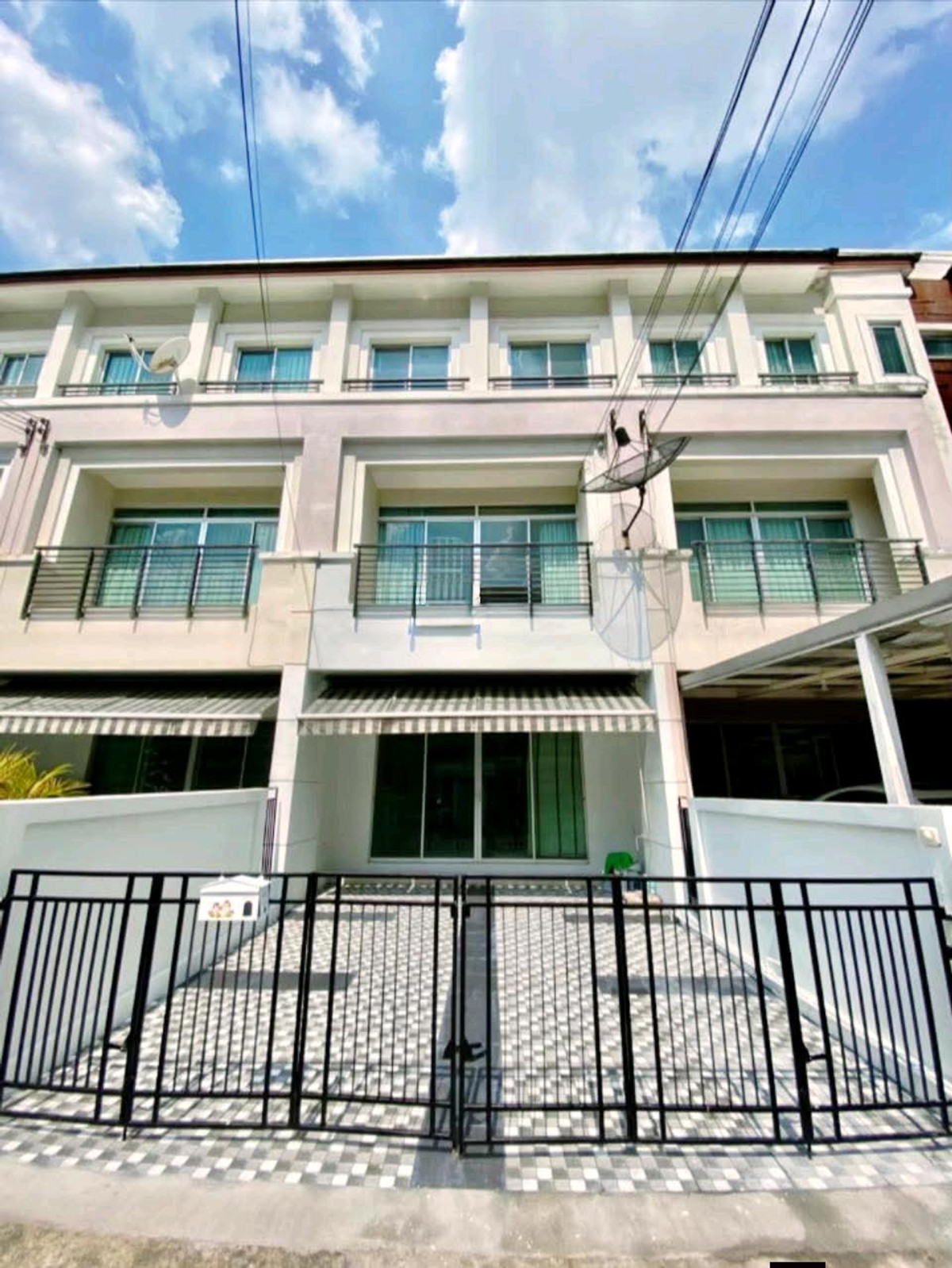 ให้เช่าทาวน์โฮมพัฒนาการ ศรีนครินทร์ : 🏡 #ปล่อยเช่าทาวน์โฮม 3 ชั้น
✅ pet friendly 😻🐶 
✅ให้จดทะเบียนบริษัทได้