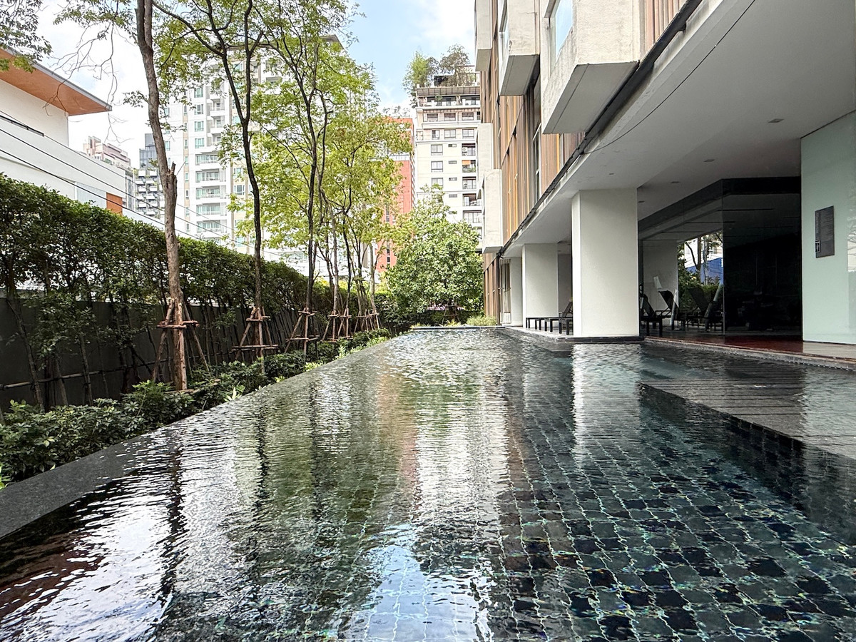 ให้เช่าคอนโดสุขุมวิท อโศก ทองหล่อ : คอนโด 1 ห้องนอน 48 ตร.ม. ชั้นไม่สูง วิวสวน ย่านพร้อมพงษ์ ใกล้รถไฟฟ้า