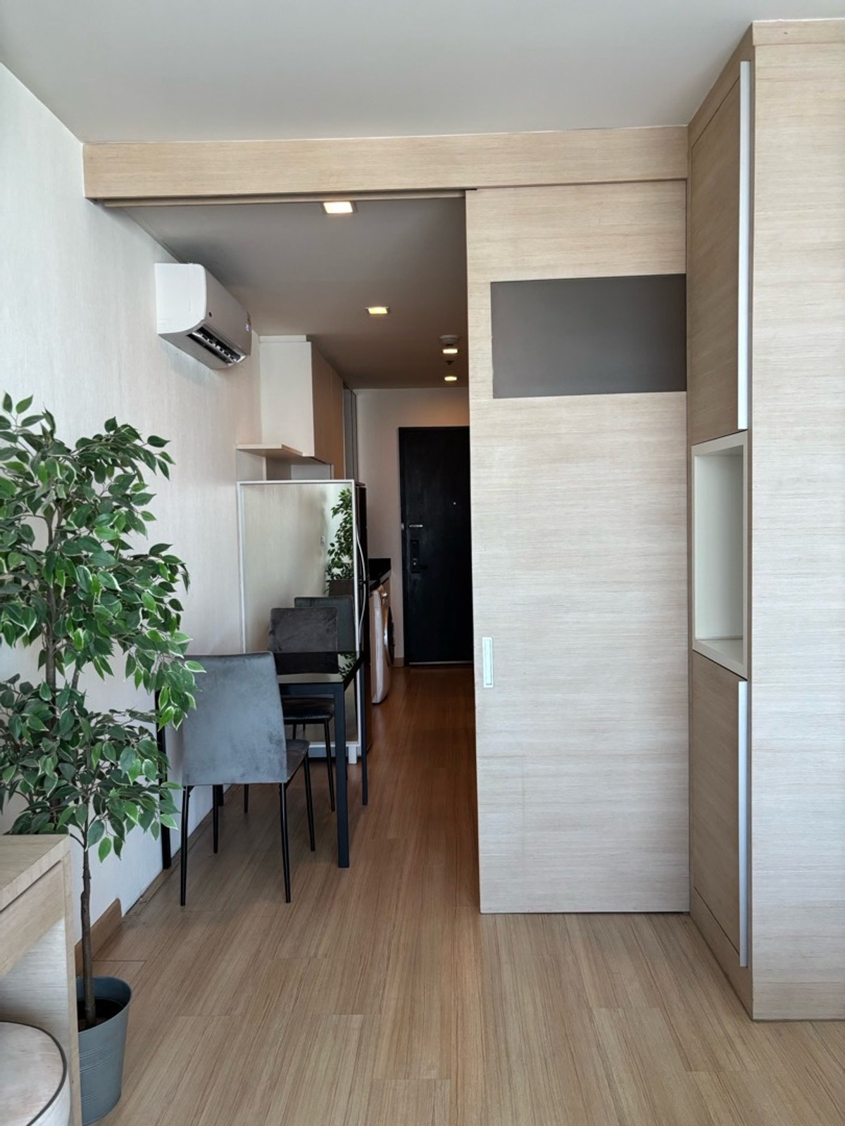For RentCondoOnnut, Udomsuk : New Luxury Scented Room at Skywalk Residences – Only 22,000 THB/Month! ✨🏙️
รีบเลย ห้องใหม่หอมกลิ่นหรูมาก ที่ Skywalk Residences ใกล้ BTS พระโขนง เดินเพียงไม่กี่นาที 🚆