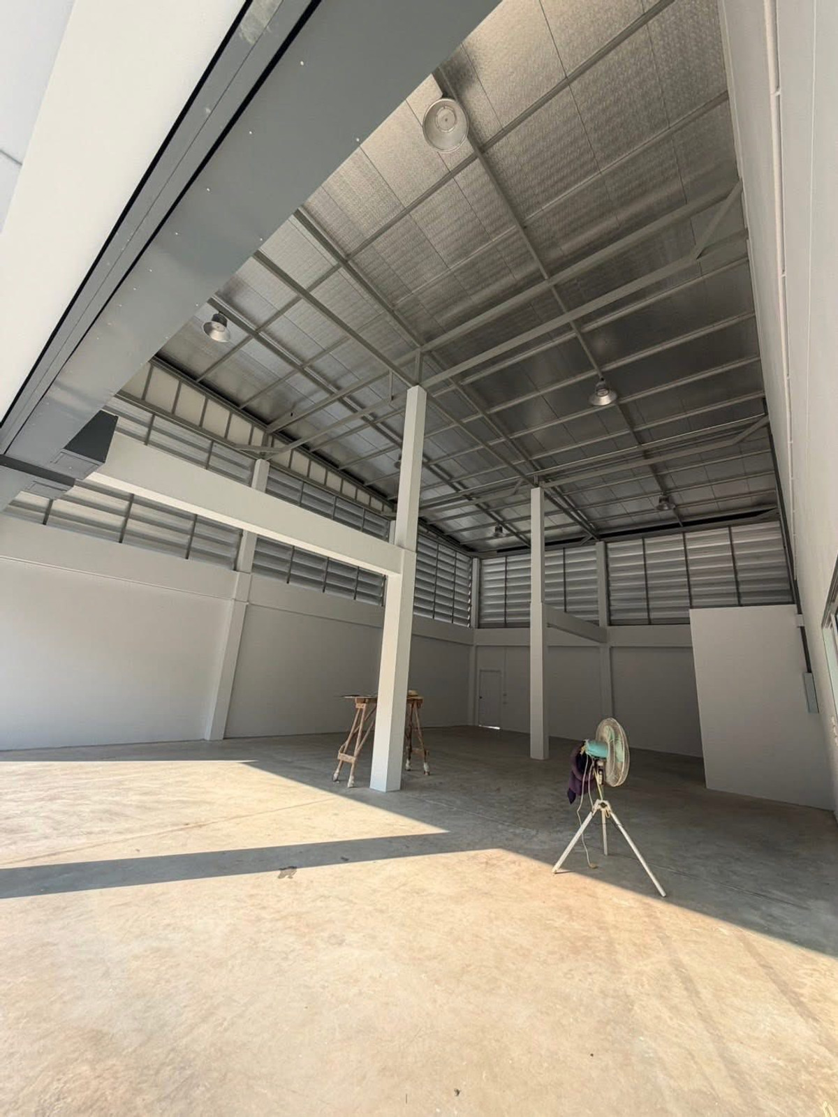 For RentWarehouseEakachai, Bang Bon : Warehouse for rent in Bang Bon Newly built warehouse Near Big C Bang Bon, near the expressway, size 400 sq m., 3 phase power, trailer can enter and exit, ready to use.