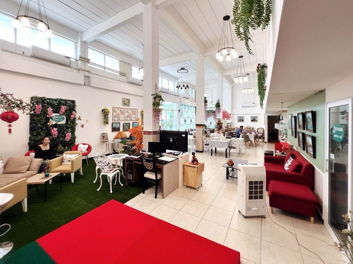 For RentShop HouseOnnut, Udomsuk : [For rent] - [Commercial building, 4 floors, 5 units, empty building with air conditioning on some floors] Area over 1,000 sq m with large parking, suitable for an office, school, nursery or warehouse, near True Digital Park and BTS Punnawithi LC0099 
 
