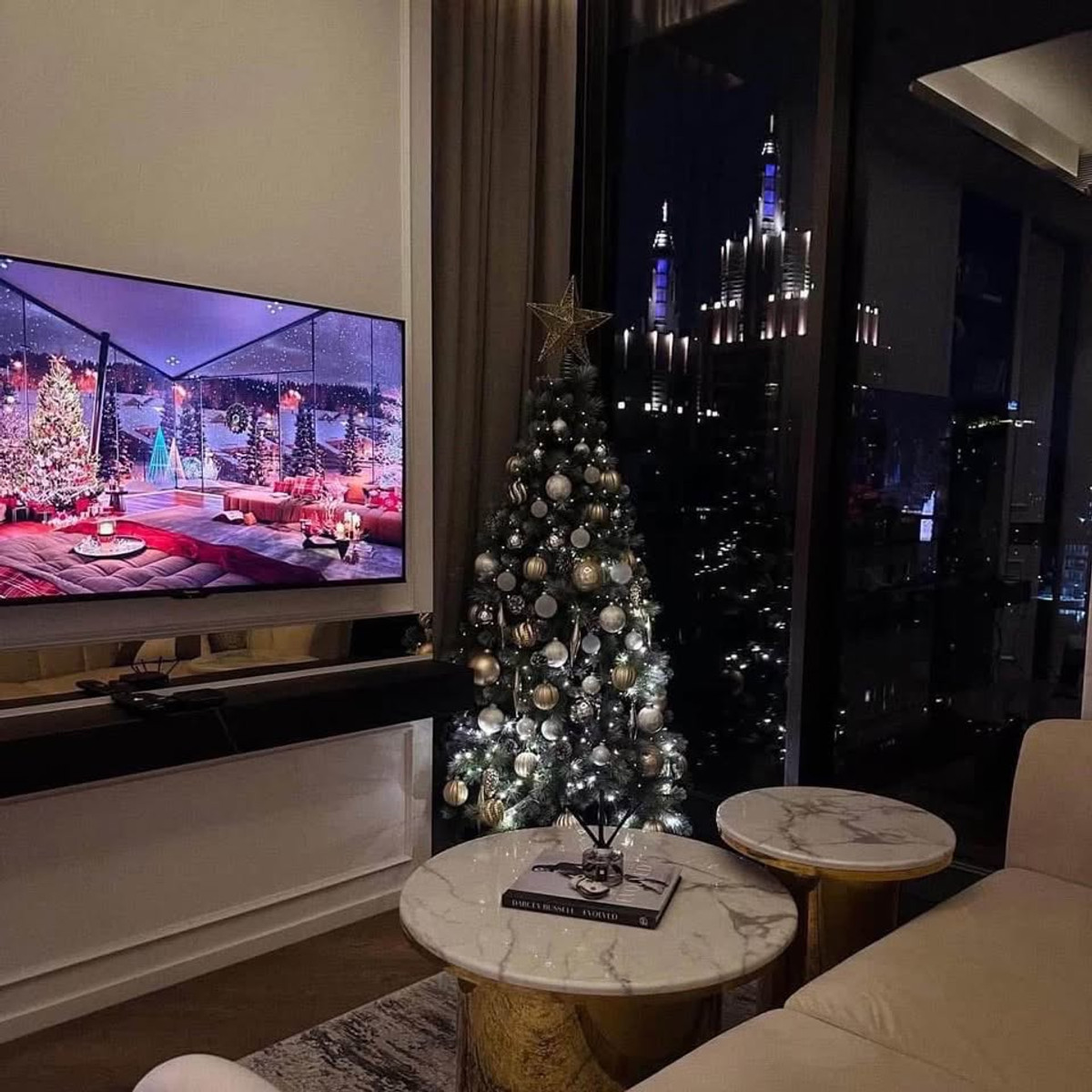 ให้เช่าคอนโดวิทยุ ชิดลม หลังสวน : 28 Chidlom ✨ ชั้น 25 วิวสวนนายเลิศ ห้องเงียบสงบที่สุดด้วยฉนวนกันเสียง SCG จัดเต็ม Dyson Gadgets พร้อมอ่างอาบน้ำ