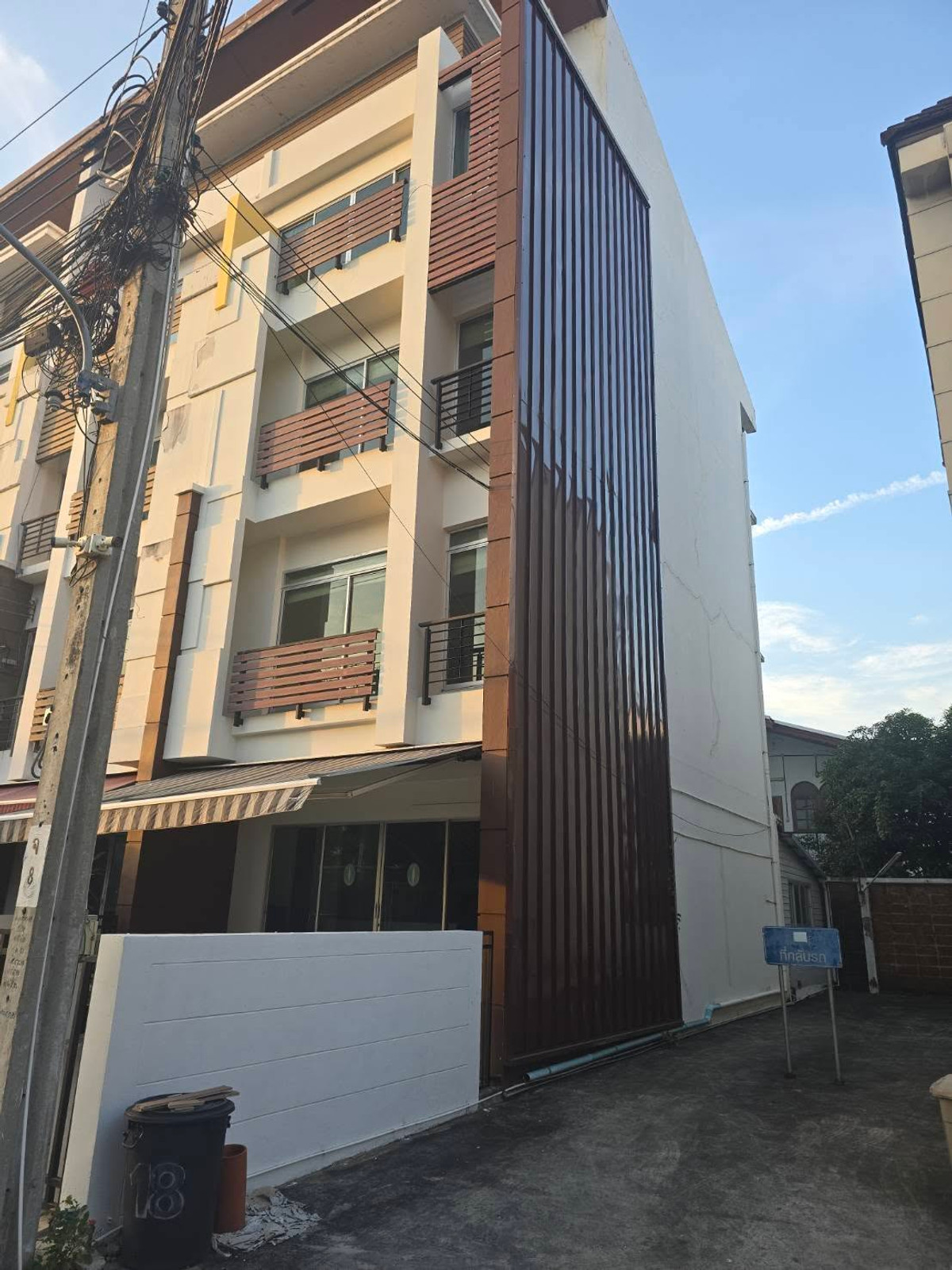 ขายทาวน์โฮมโชคชัย4 ลาดพร้าว71 : หลังมุม 26.7ตรว 6นอน5น้ำ2จอด ทาวน์โฮม 4 ชั้น บ้านกลางเมือง เออร์บาเนี่ยน ลาดพร้าว 71 