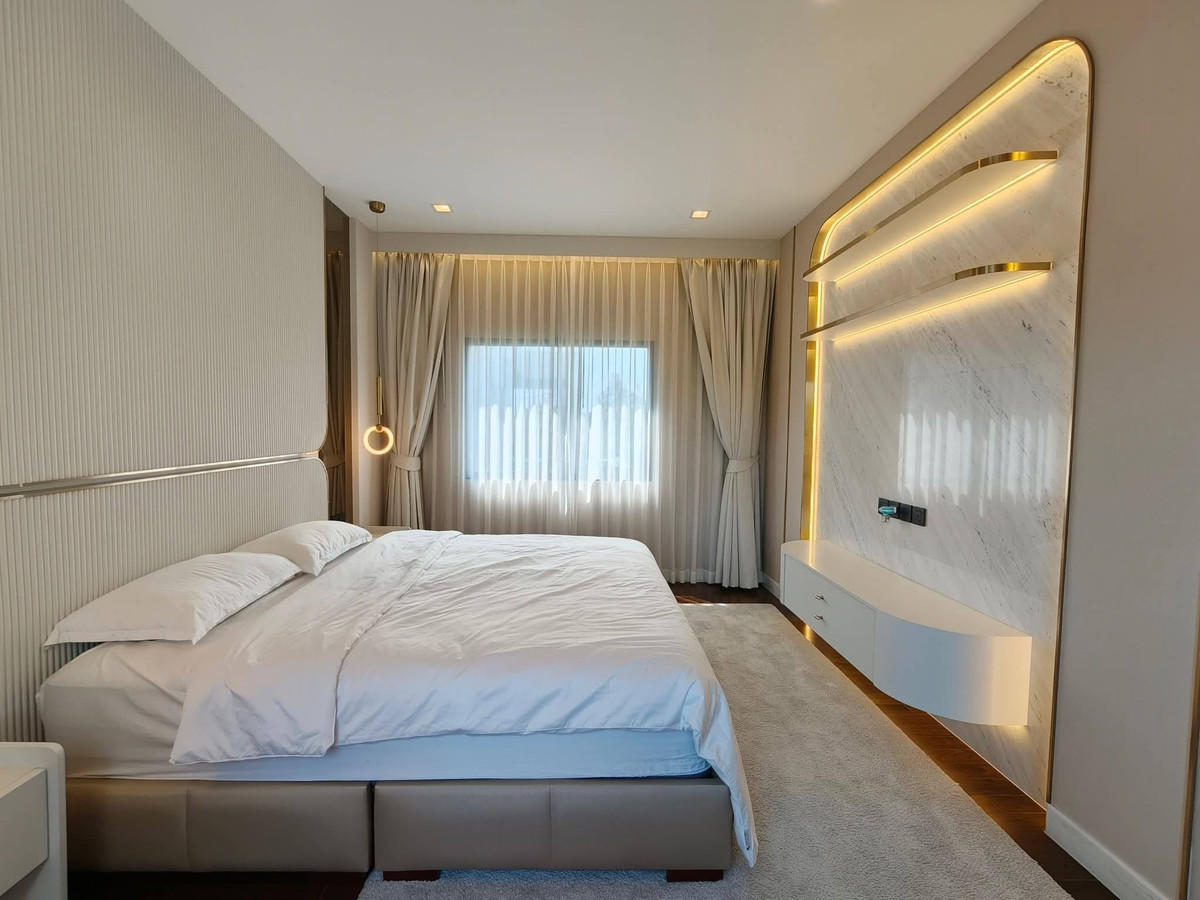 ขายบ้านพัฒนาการ ศรีนครินทร์ : Grand Bangkok Boulevard East Rama 9 บ้านเดี่ยวหรู 3 ชั้น พื้นที่ใช้สอย 827 ตร.ม. พร้อมเฟอร์นิเจอร์ทั้งหลัง Please call: 082-894-4624