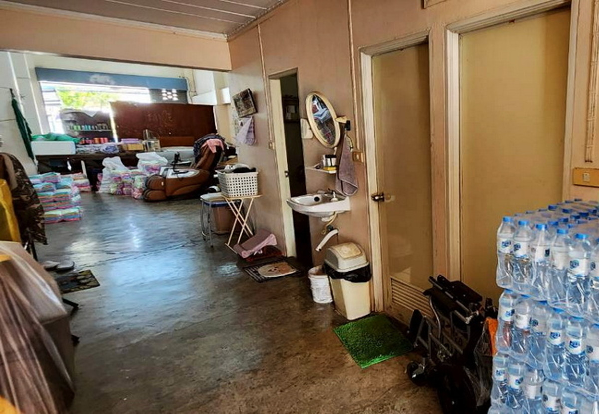 For SaleHome OfficePinklao, Charansanitwong : Office building for sale, next to Suan Phak Road, Taling Chan, Bangkok, area 114.5 sq m, 3.5 floors, 5 bedrooms, 4 bathrooms, price negotiable.